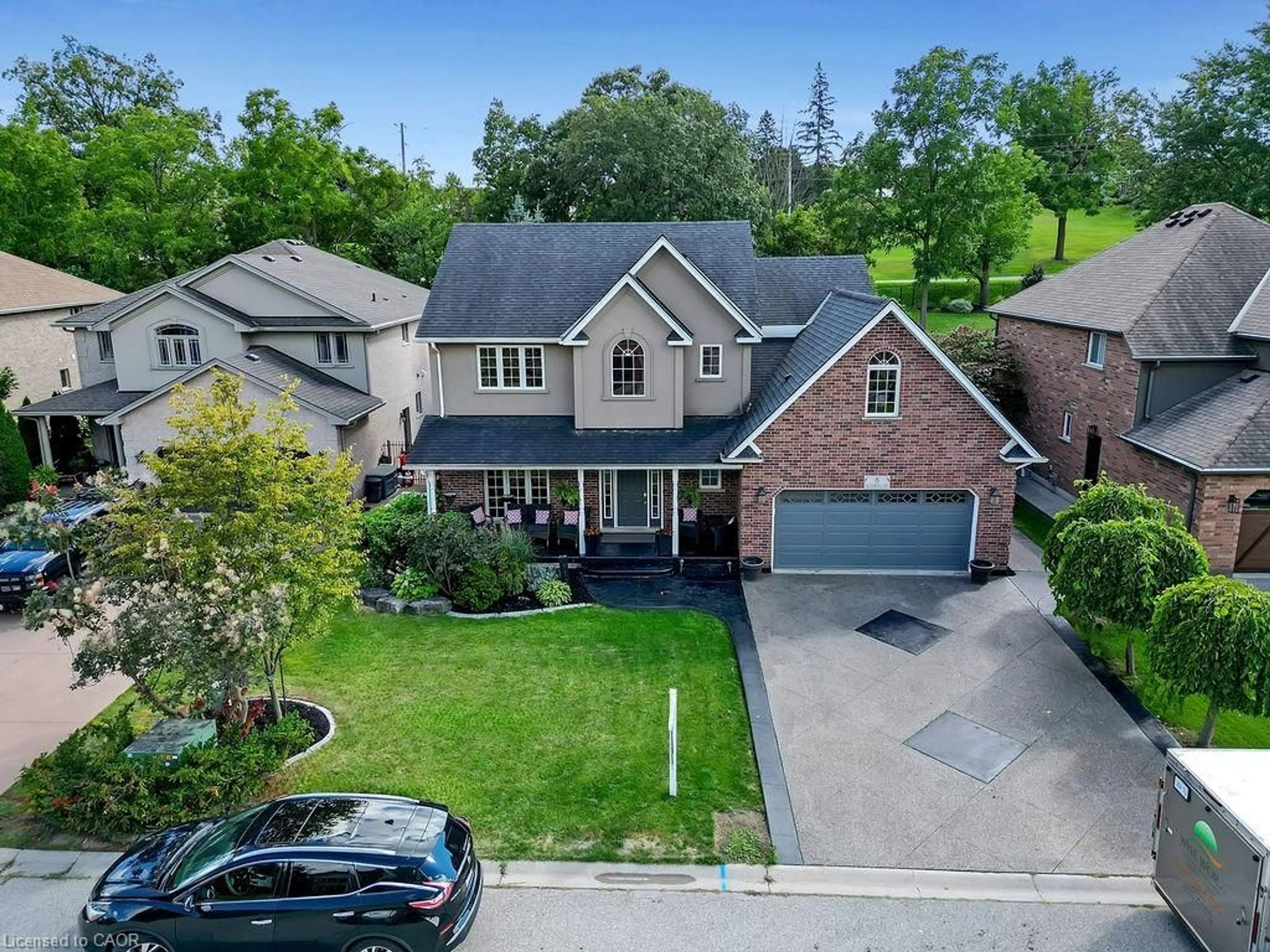 A pic from outside/outdoor area/front of a property/back of a property/a pic from drone, street for 8 Meadowlea Crt, Caledonia Ontario N3W 2N4