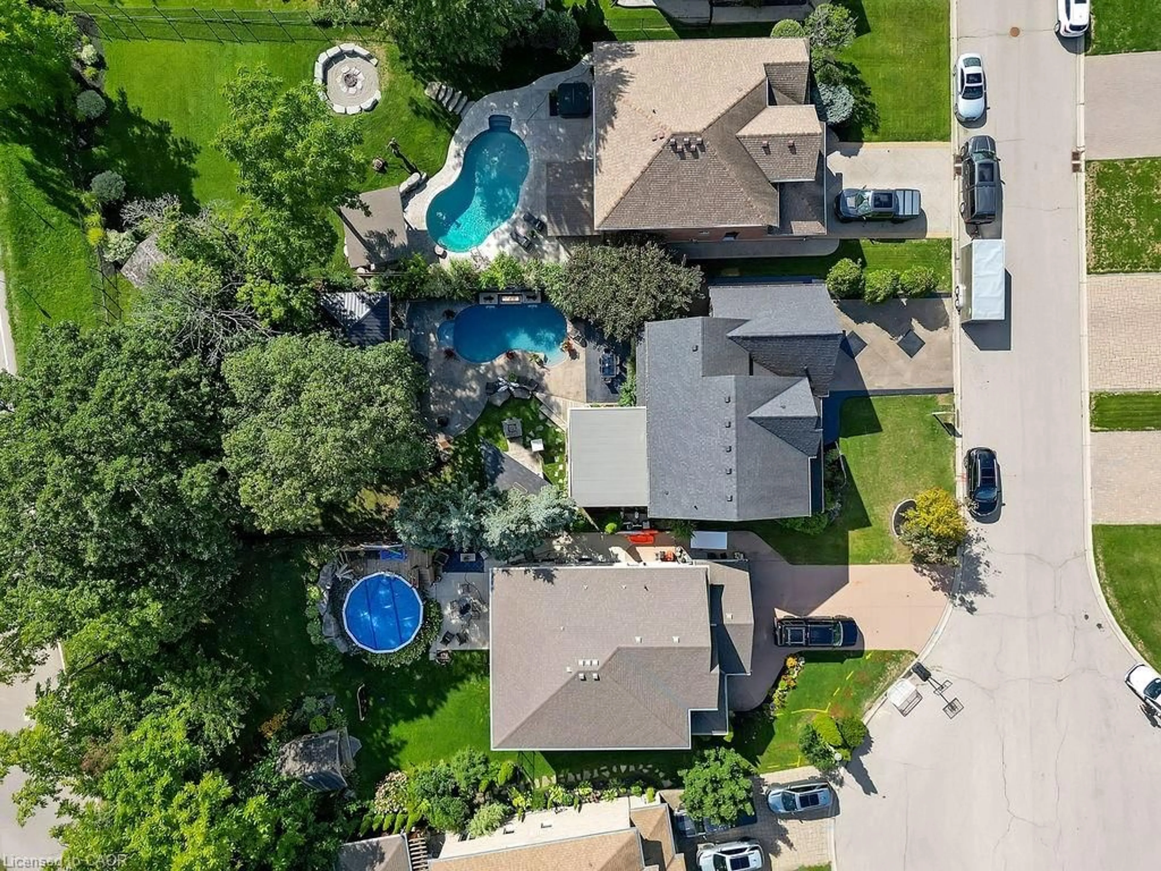 A pic from outside/outdoor area/front of a property/back of a property/a pic from drone, street for 8 Meadowlea Crt, Caledonia Ontario N3W 2N4