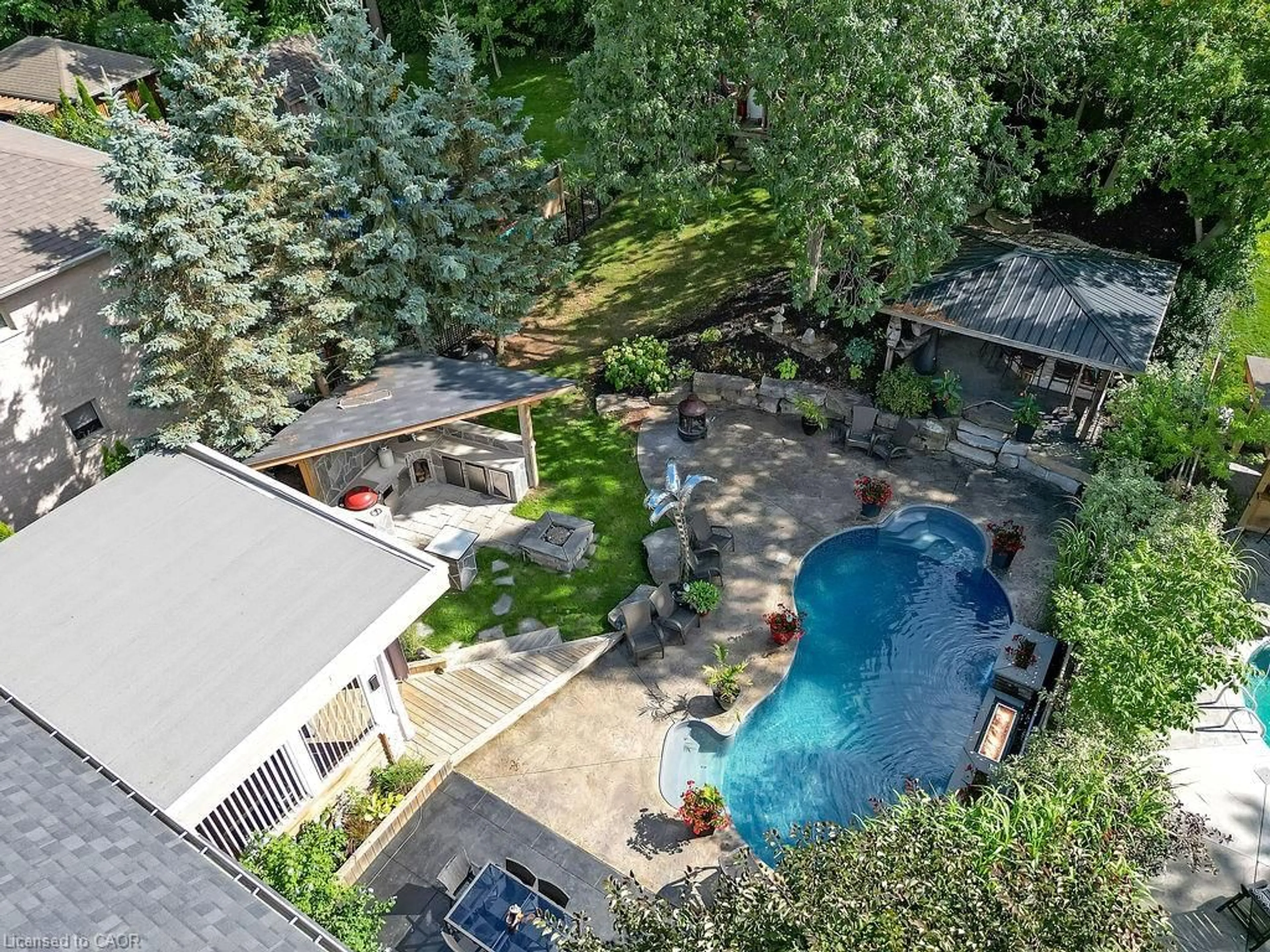 A pic from outside/outdoor area/front of a property/back of a property/a pic from drone, unknown for 8 Meadowlea Crt, Caledonia Ontario N3W 2N4