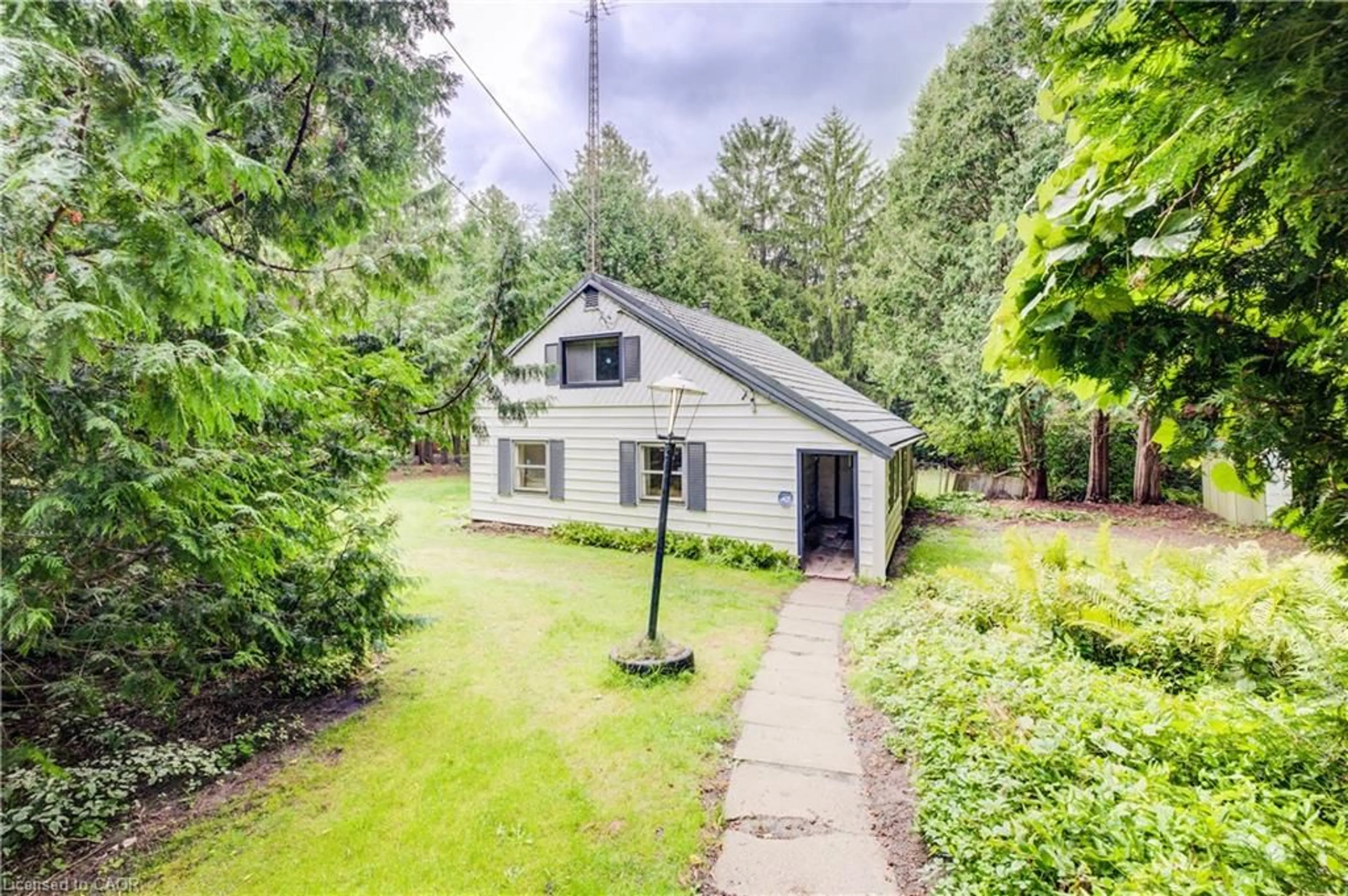 A pic from outside/outdoor area/front of a property/back of a property/a pic from drone, street for 377 River Rd, Cambridge Ontario N3C 2B8