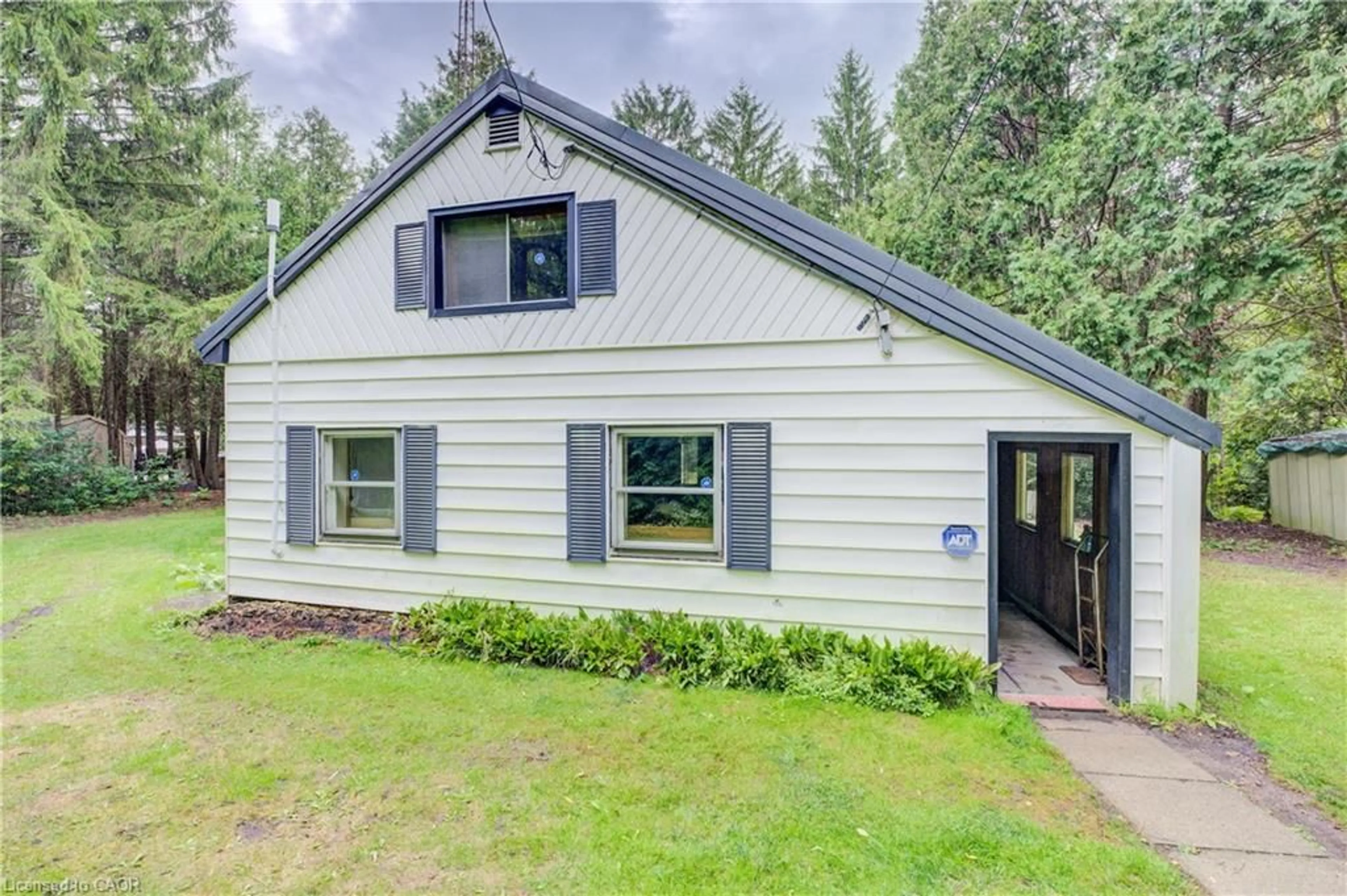 Home with vinyl exterior material, unknown for 377 River Rd, Cambridge Ontario N3C 2B8