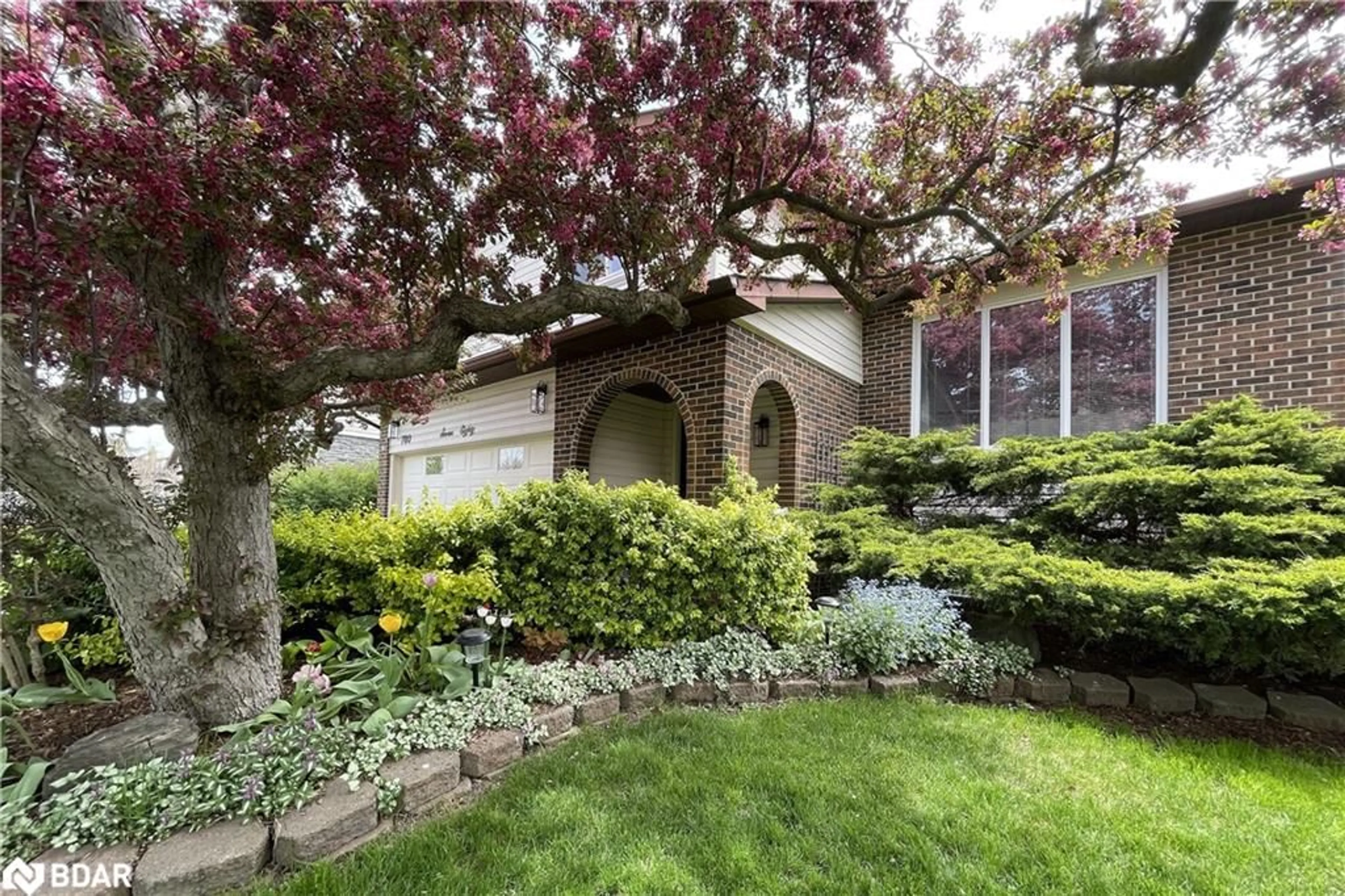 Patio, street for 780 Woodward Ave, Milton Ontario L9T 3T9