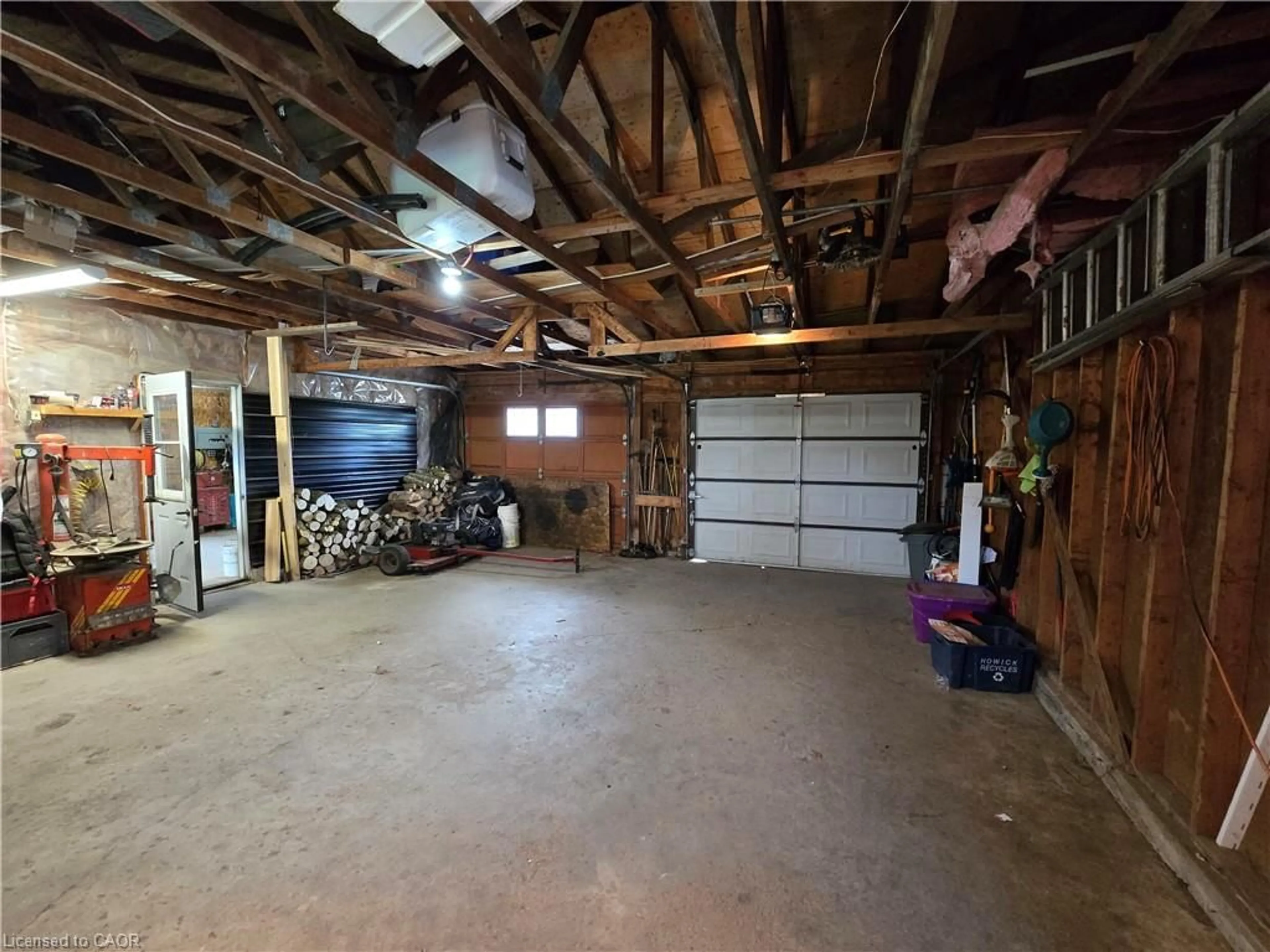 Indoor garage for 2081 John St, Howick Ontario N0G 1X0