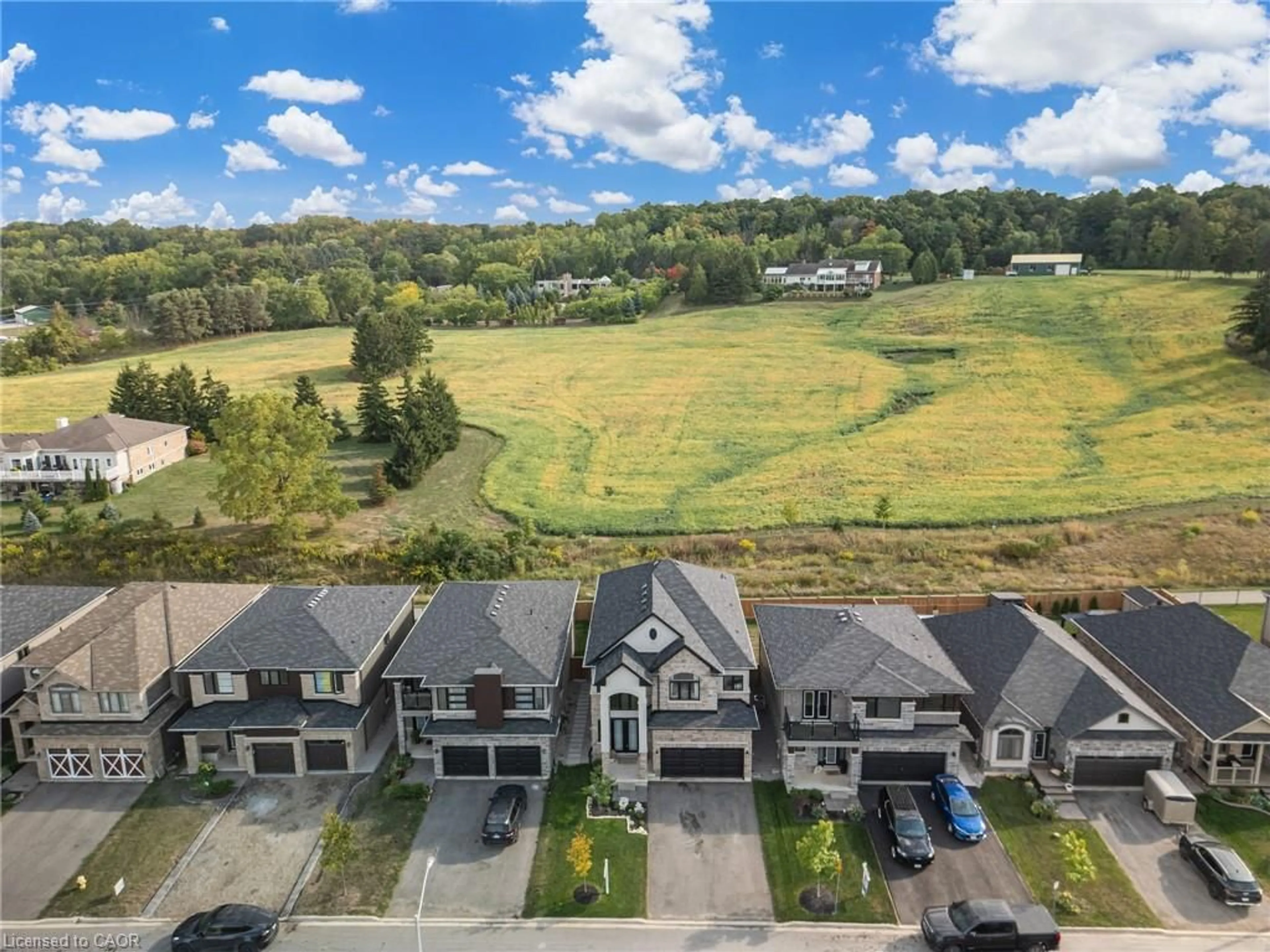 A pic from outside/outdoor area/front of a property/back of a property/a pic from drone, mountain view for 3978 Highland Park Dr, Beamsville Ontario L3J 0T1