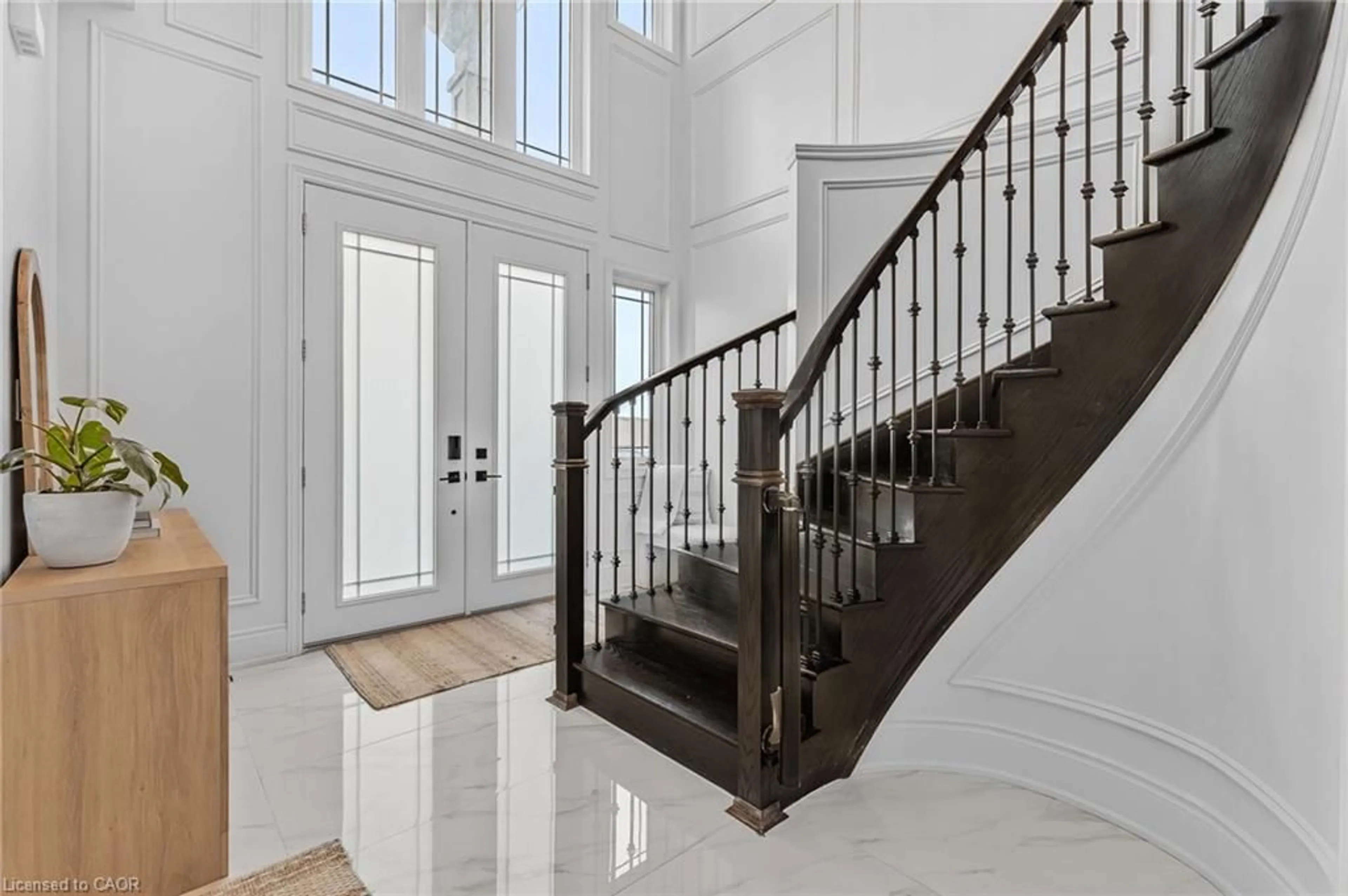 Indoor entryway for 3978 Highland Park Dr, Beamsville Ontario L3J 0T1