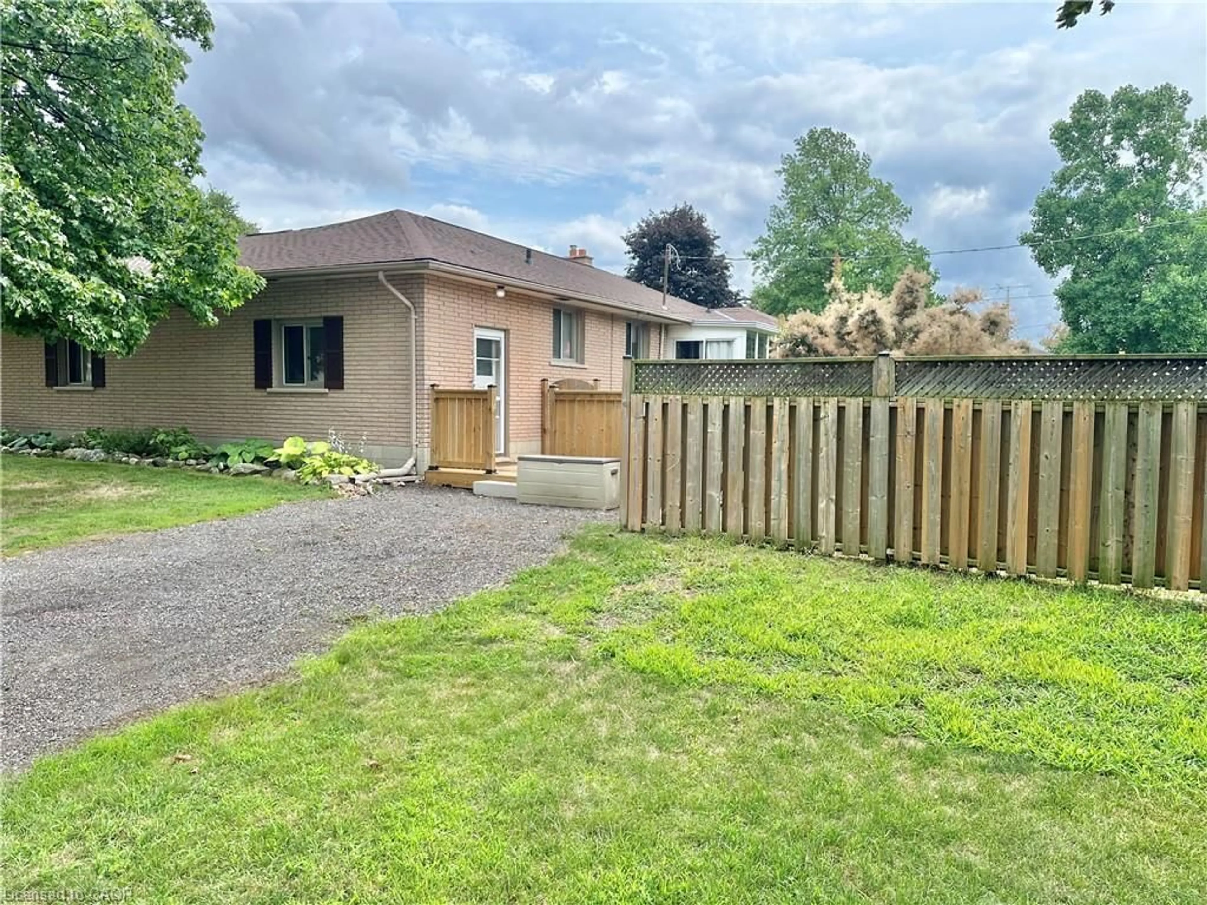 A pic from outside/outdoor area/front of a property/back of a property/a pic from drone, street for 332 Spydell St, Delhi Ontario N4B 2T7