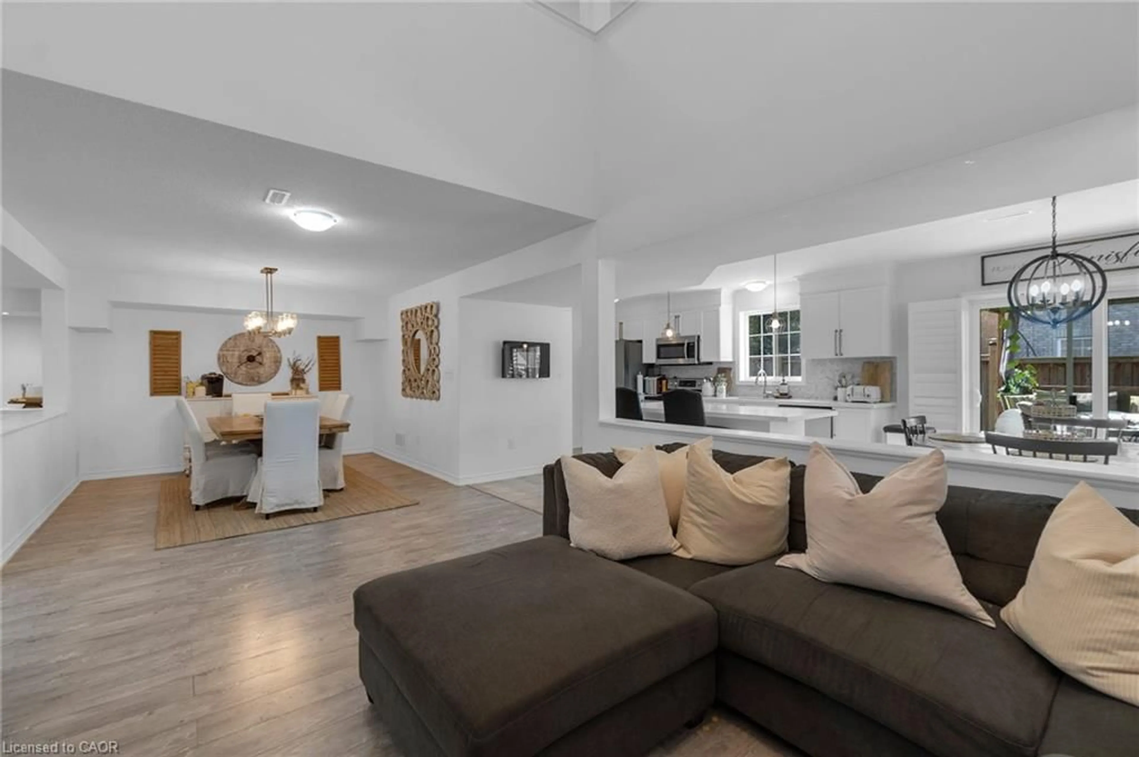 Living room with furniture, unknown for 1433 Sheldon St, Innisfil Ontario L9S 4B7