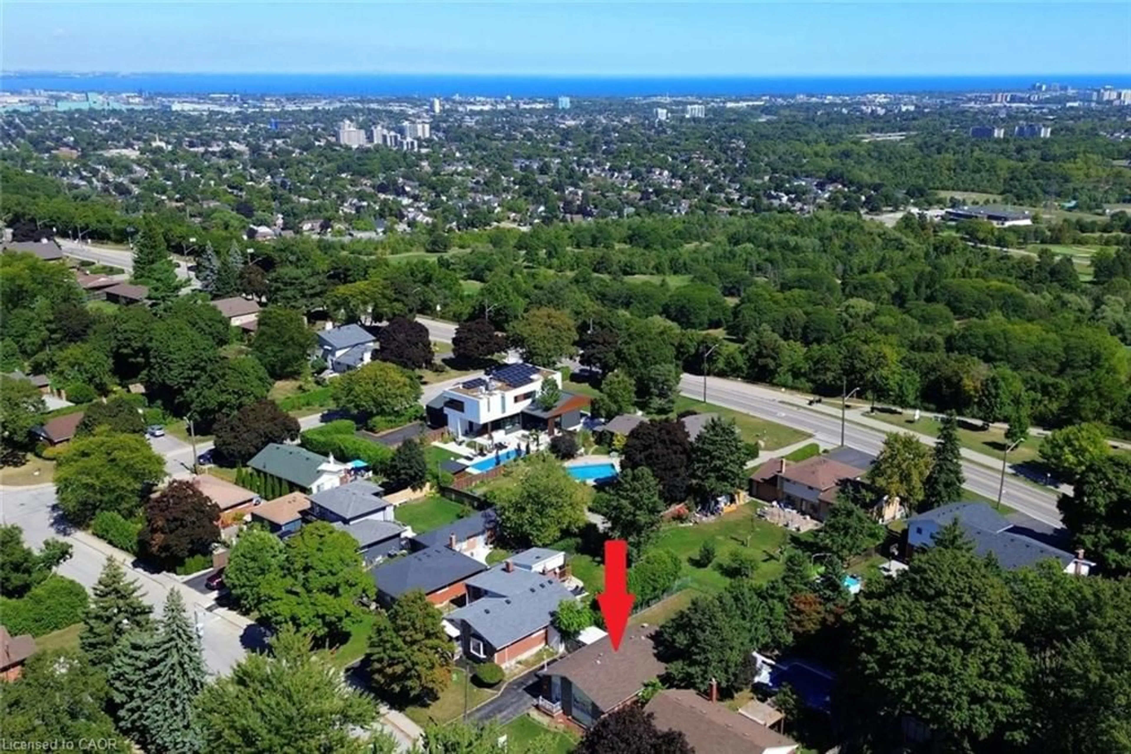A pic from outside/outdoor area/front of a property/back of a property/a pic from drone, unknown for 161 Kings Forest Dr, Hamilton Ontario L8T 4K2