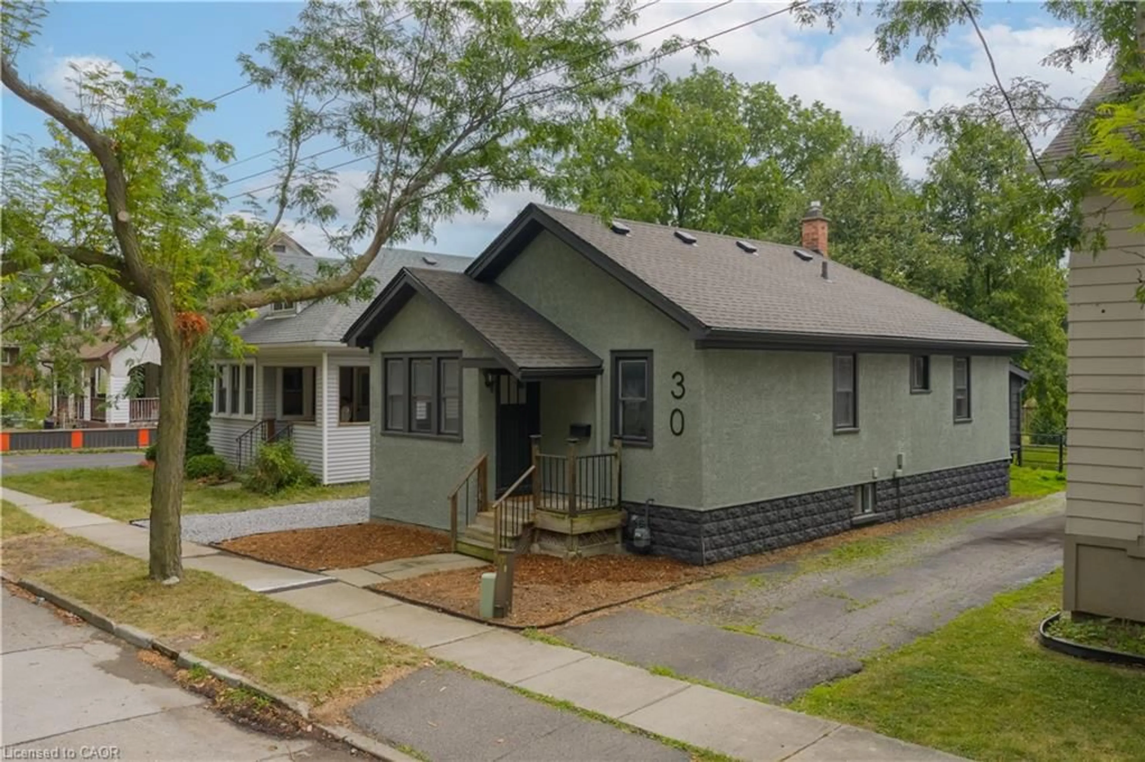Home with vinyl exterior material, street for 30 Eastchester Ave, St. Catharines Ontario L2P 2V6