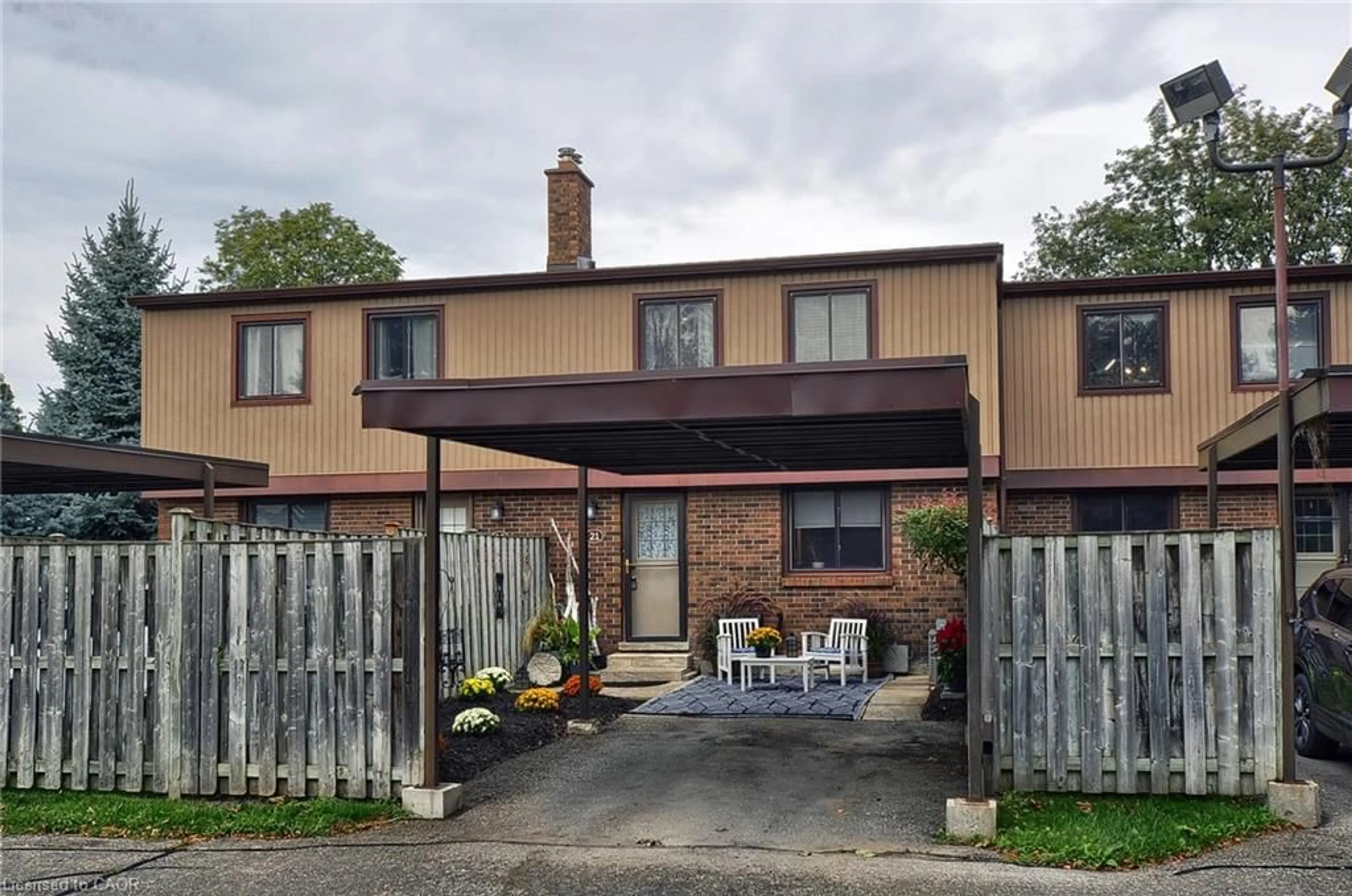 A pic from outside/outdoor area/front of a property/back of a property/a pic from drone, street for 279 Sandowne Dr #21, Waterloo Ontario N2K 2C1