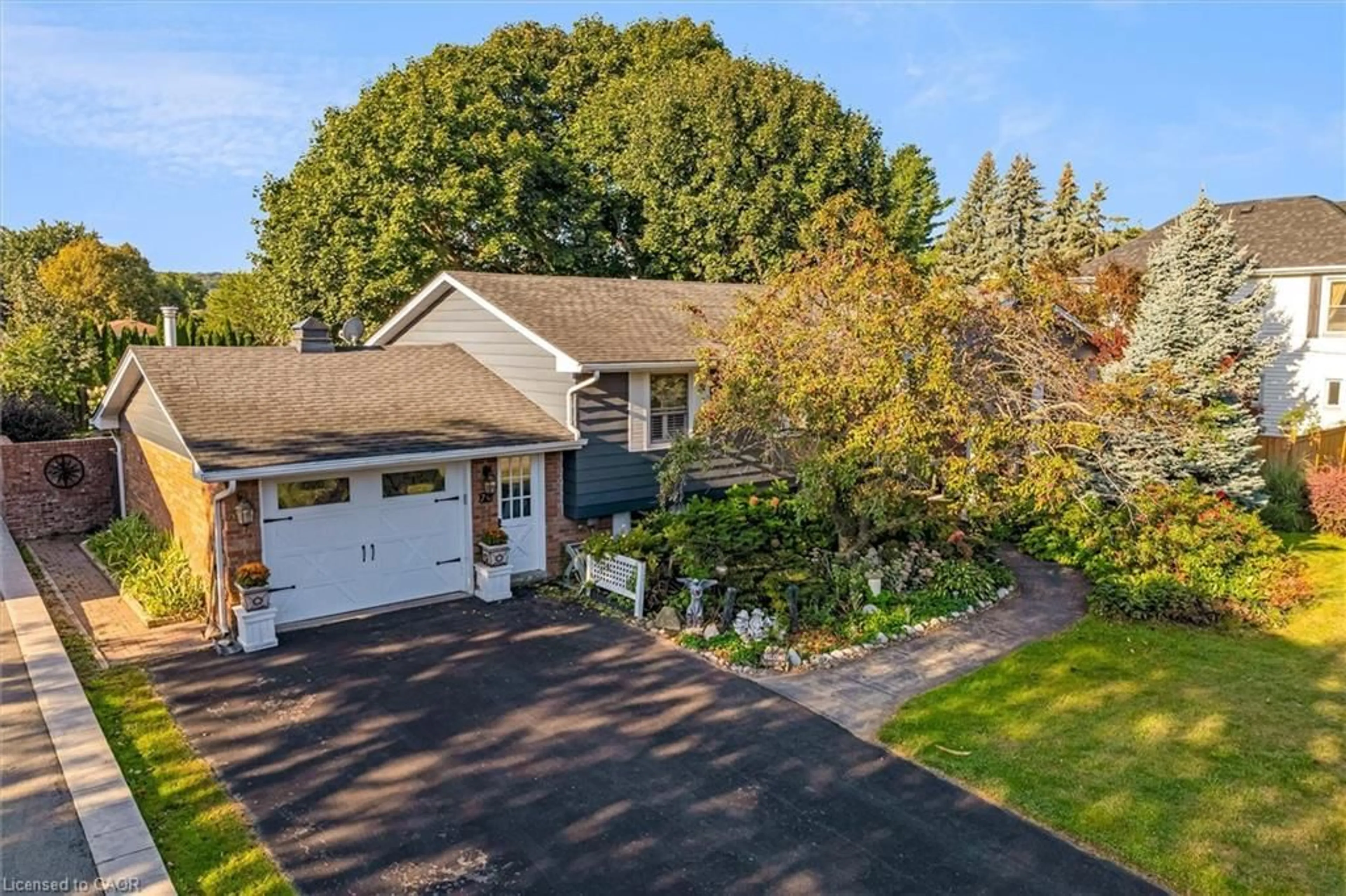 A pic from outside/outdoor area/front of a property/back of a property/a pic from drone, street for 70 Lake St, Grimsby Ontario L3M 2G7
