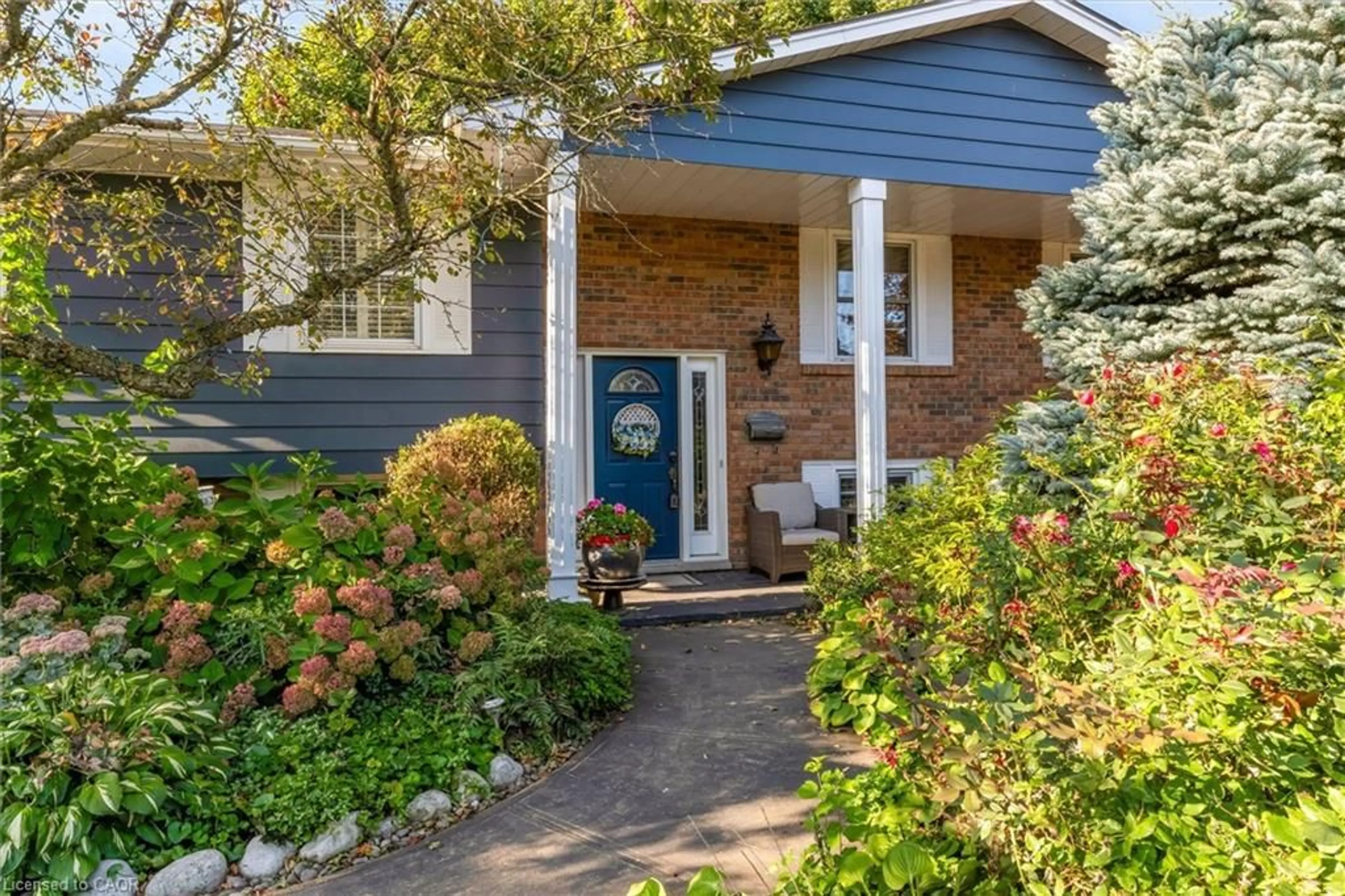 Home with vinyl exterior material, street for 70 Lake St, Grimsby Ontario L3M 2G7