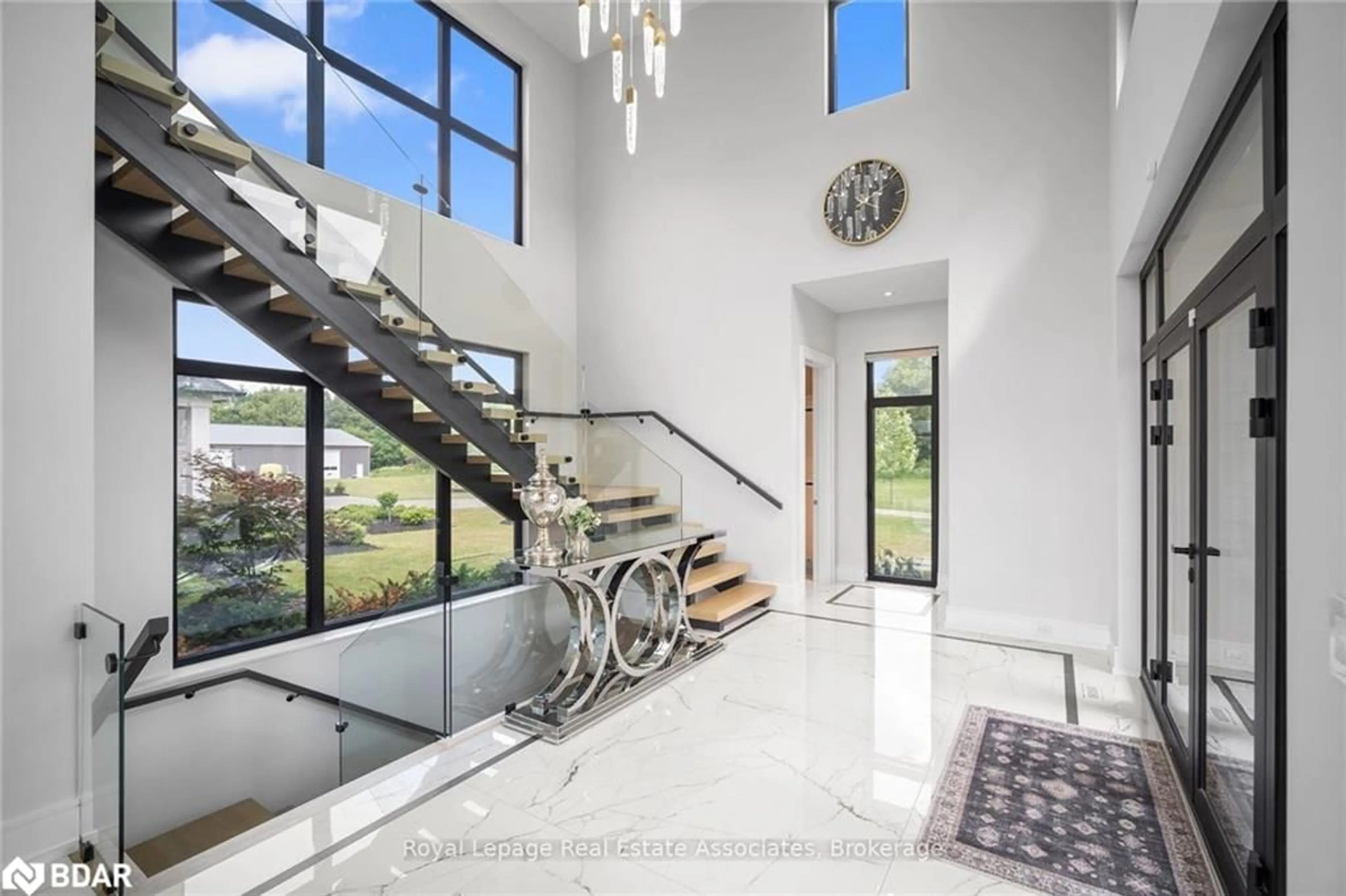 Indoor foyer for 2 River Rd, Brantford Ontario N3R 0C1