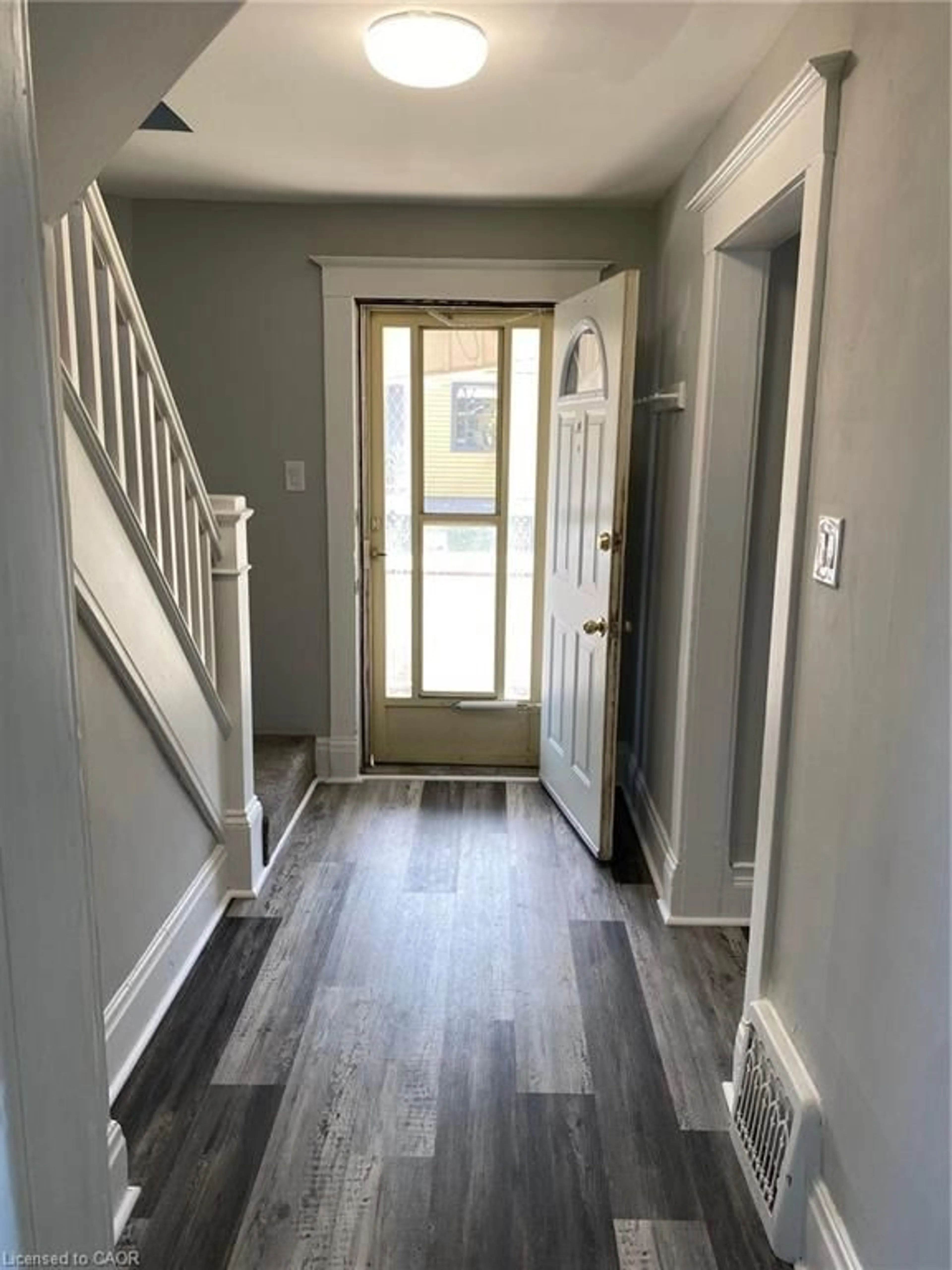 Indoor entryway for 246 Madison Ave, Kitchener Ontario N2M 3H4