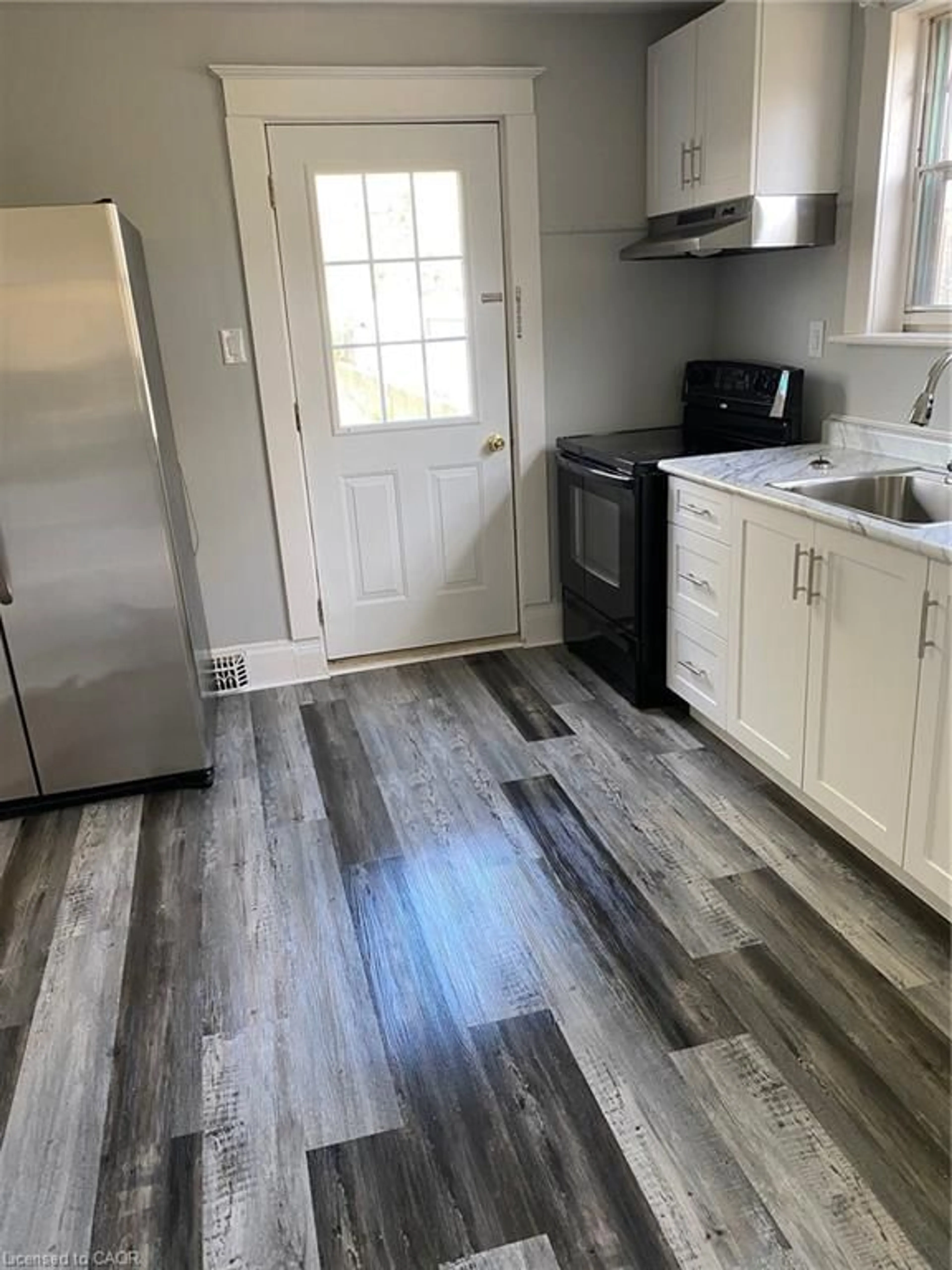 Standard kitchen, unknown for 246 Madison Ave, Kitchener Ontario N2M 3H4