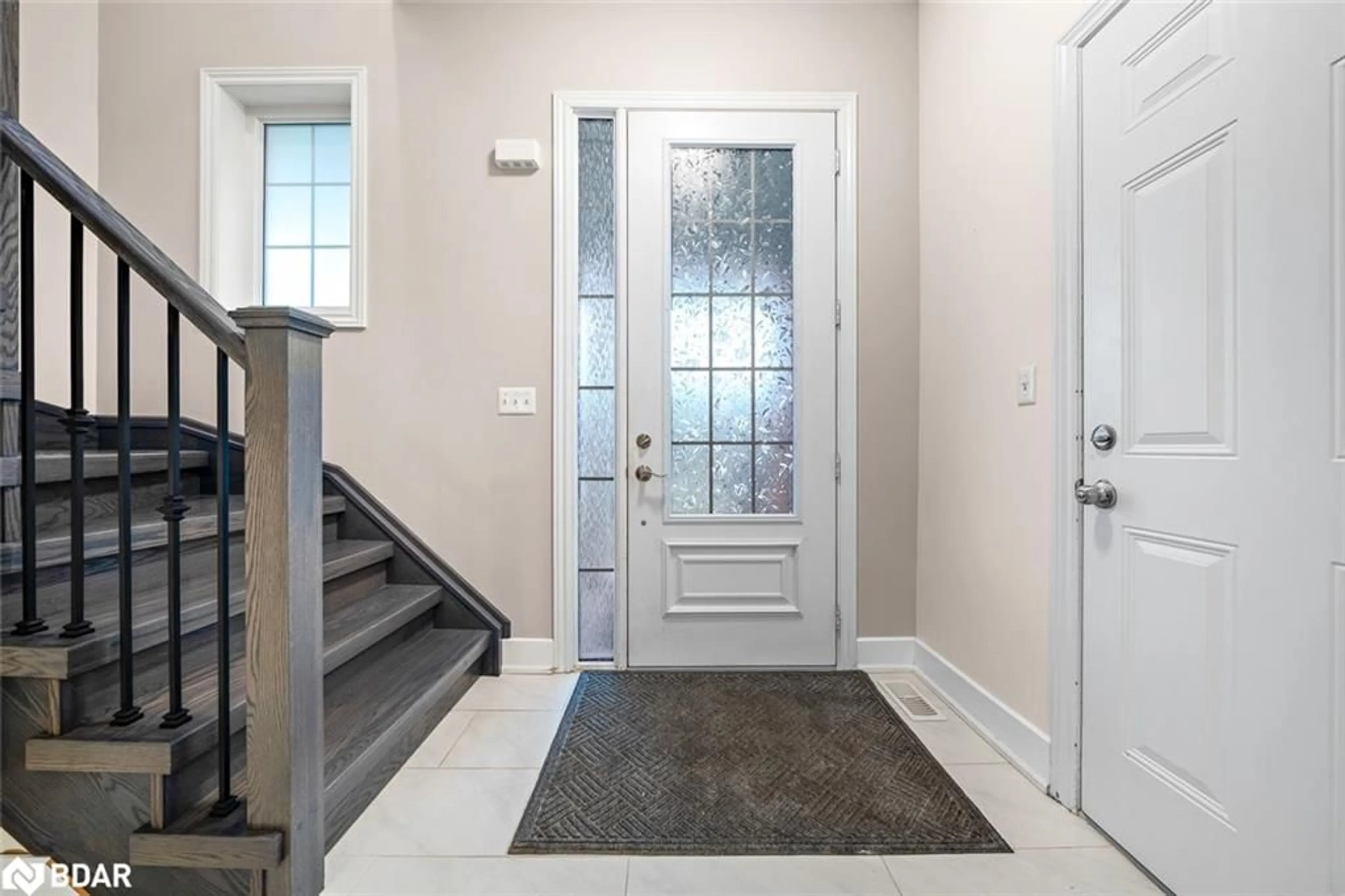Indoor entryway for 105 Collier Cres, Angus Ontario L0M 1B5
