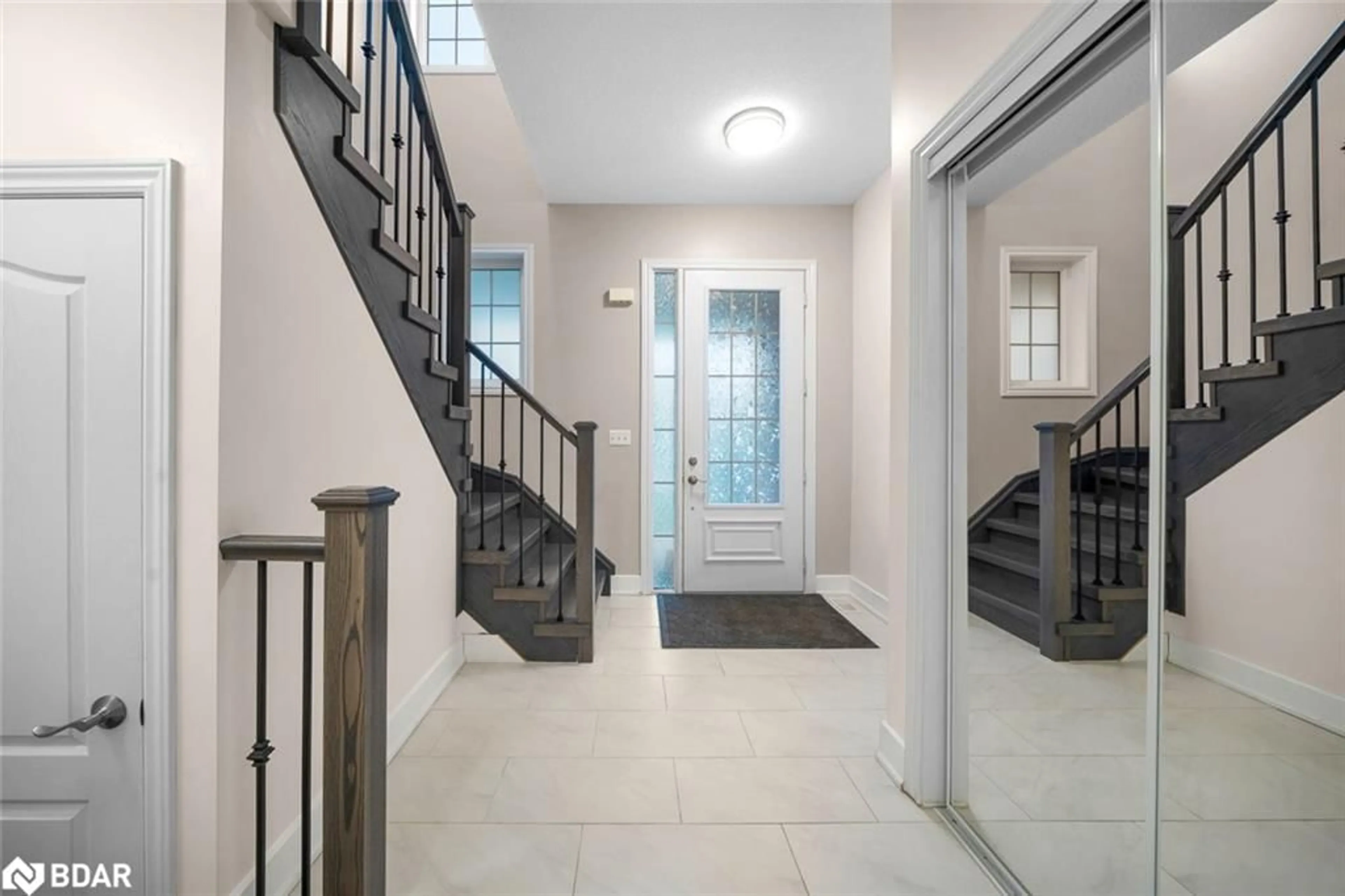 Indoor foyer for 105 Collier Cres, Angus Ontario L0M 1B5