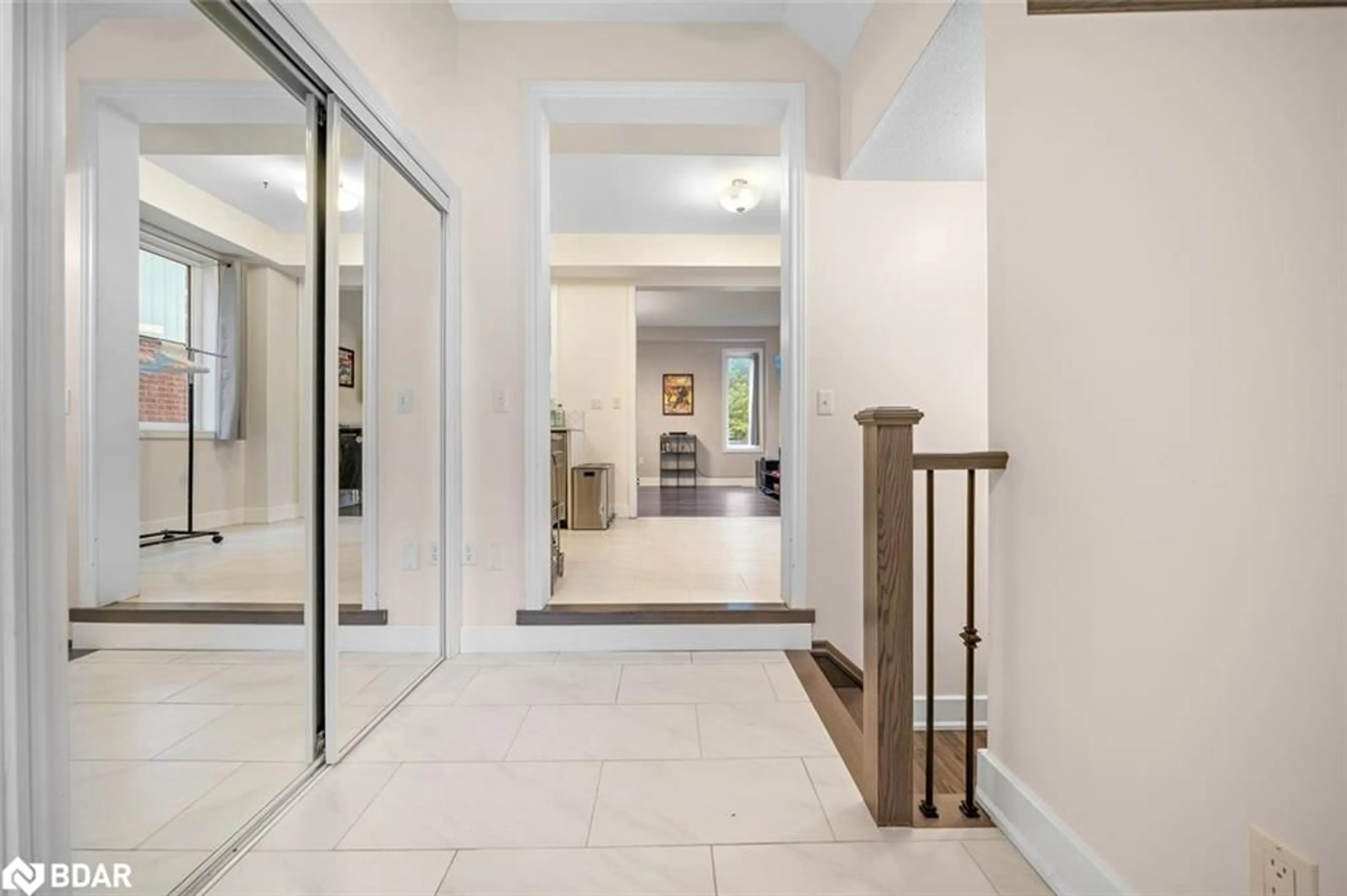 Indoor foyer for 105 Collier Cres, Angus Ontario L0M 1B5
