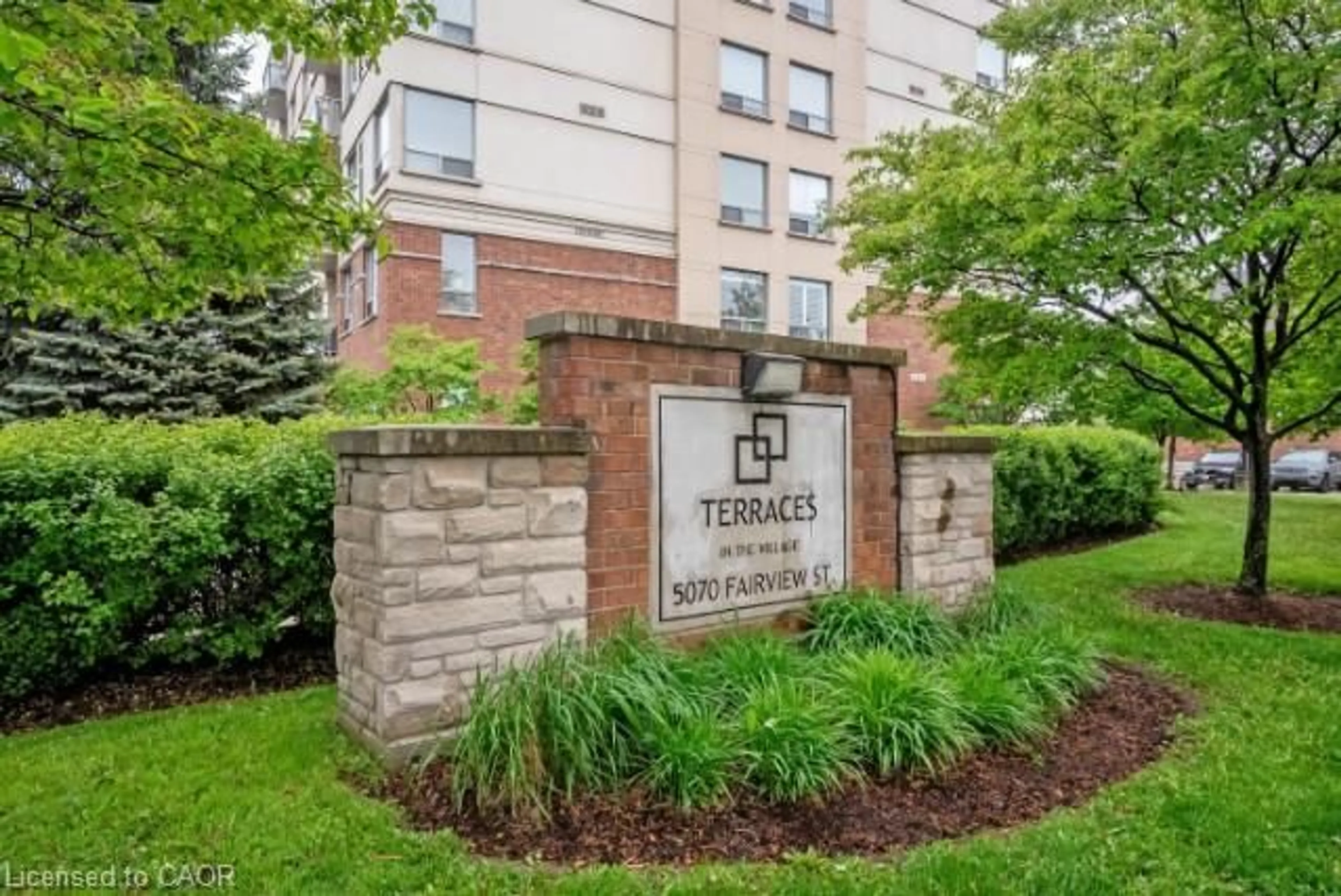 Indoor foyer for 5070 Fairview St #107, Burlington Ontario L7L 0B8