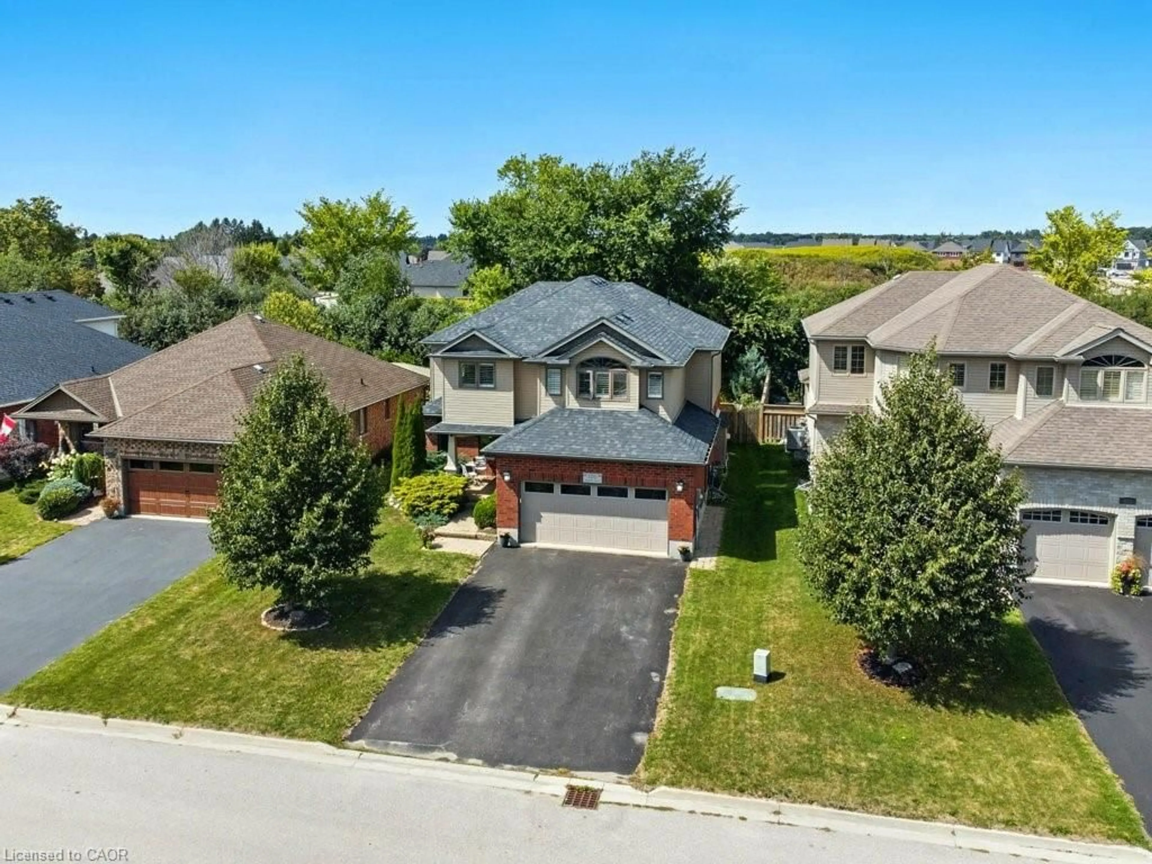 A pic from outside/outdoor area/front of a property/back of a property/a pic from drone, street for 120 Spencer Dr, Elora Ontario N0B 1S0