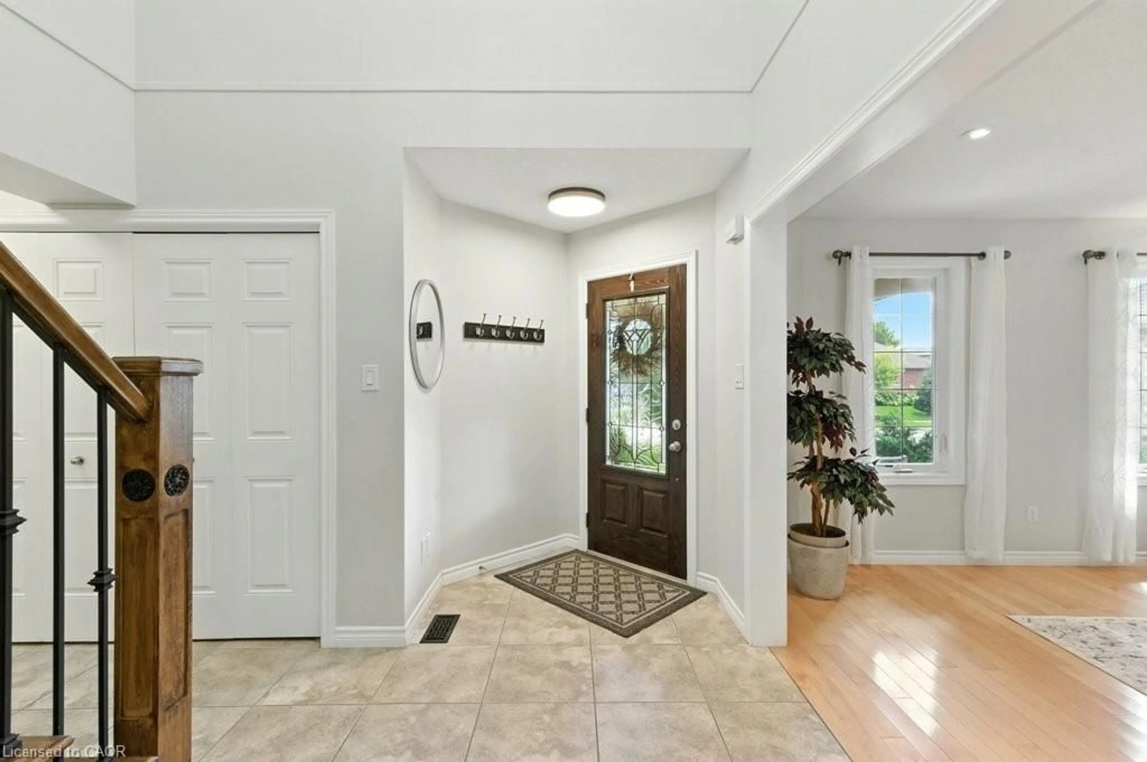Indoor entryway for 120 Spencer Dr, Elora Ontario N0B 1S0