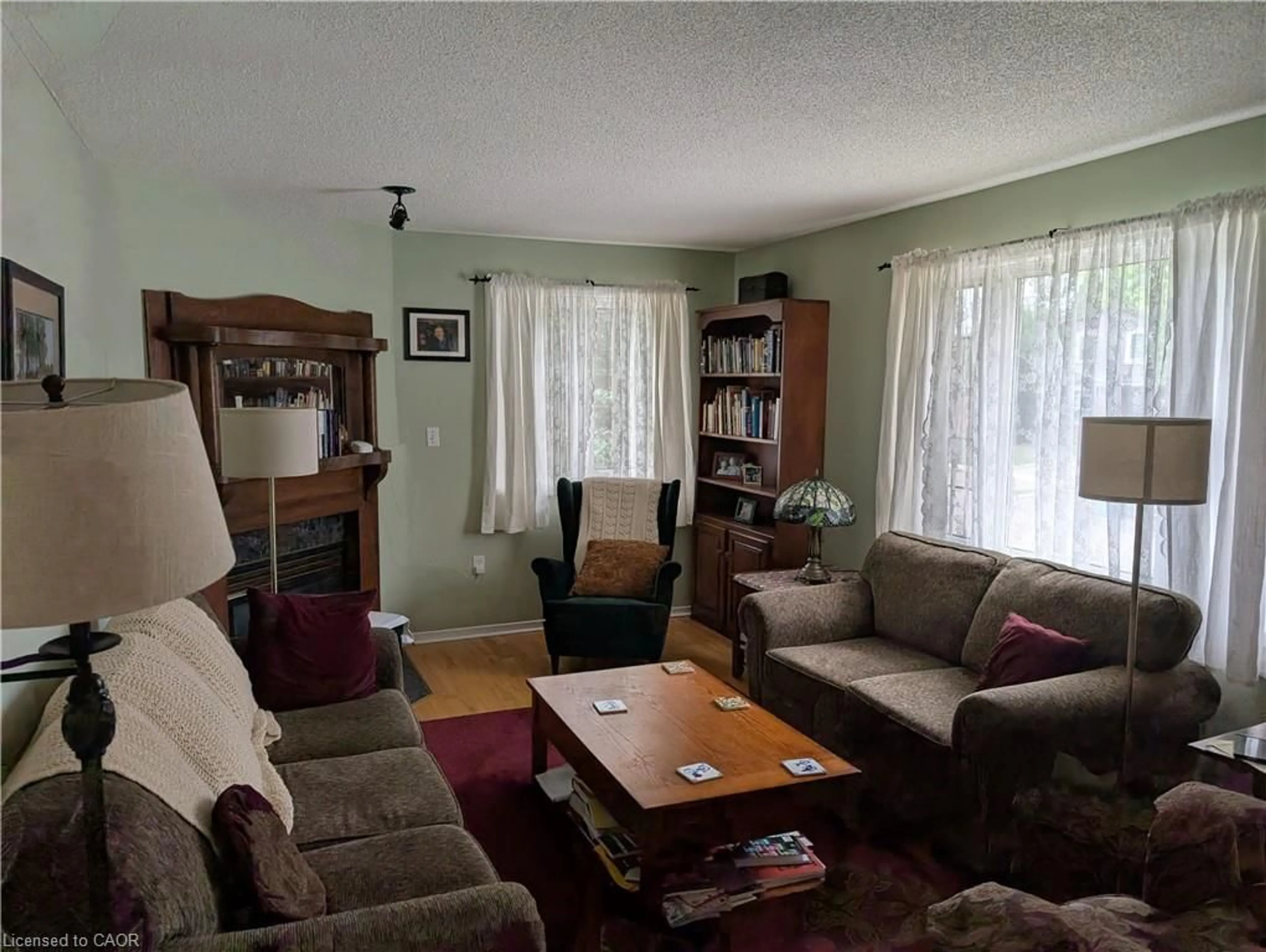 Living room with furniture, unknown for 1 Renata Crt, Dundas Ontario L9H 6X1