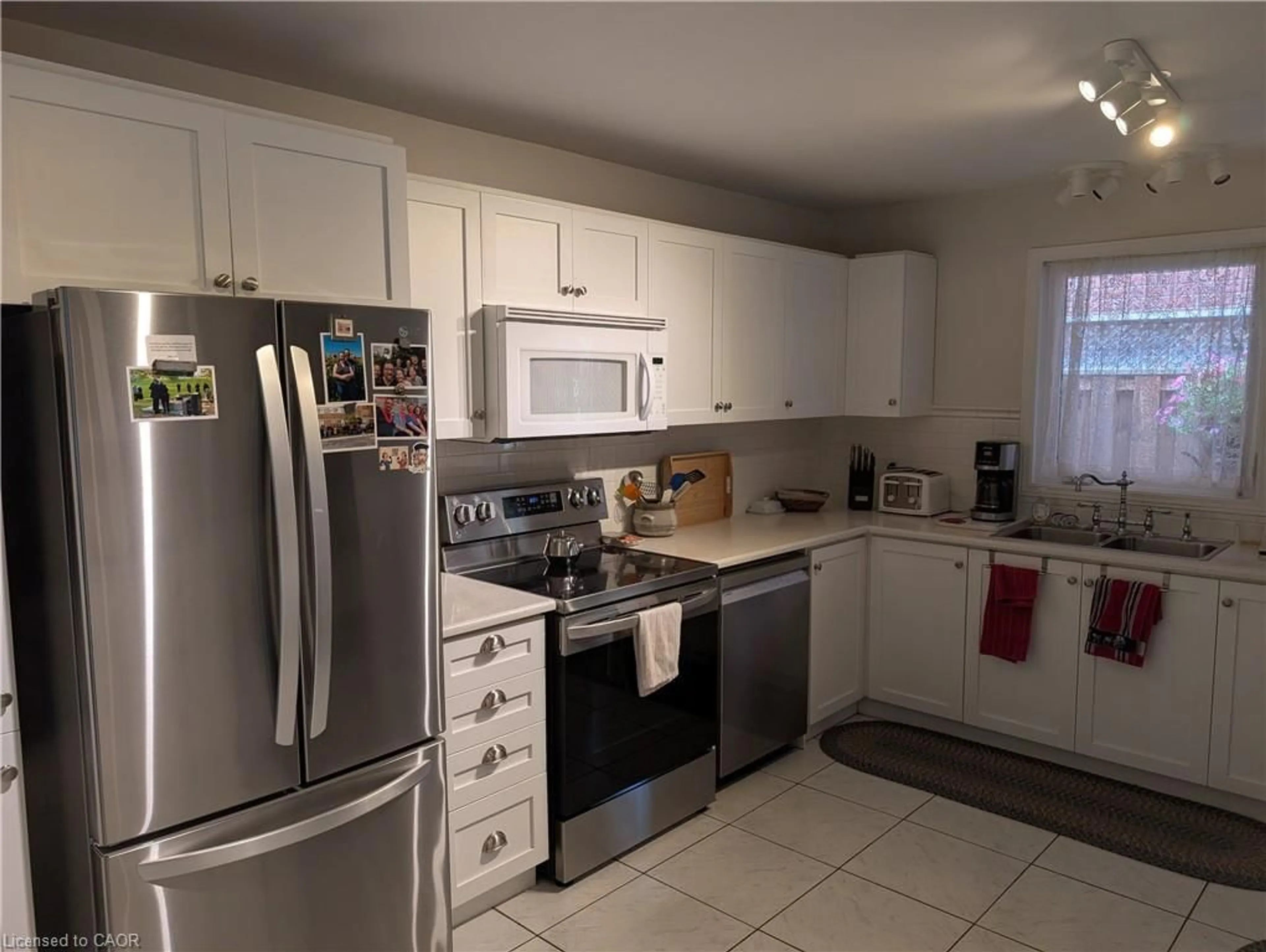 Standard kitchen, unknown for 1 Renata Crt, Dundas Ontario L9H 6X1