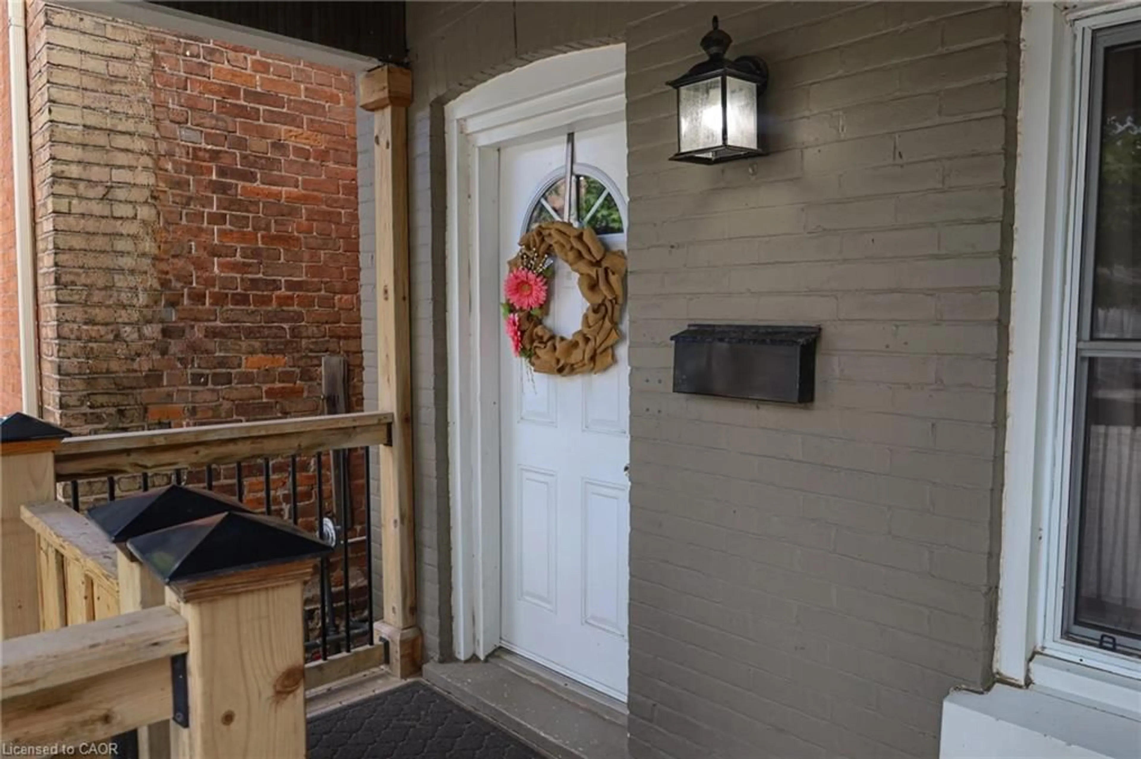 Indoor entryway for 231 Dalhousie St, Brantford Ontario N3S 3V1