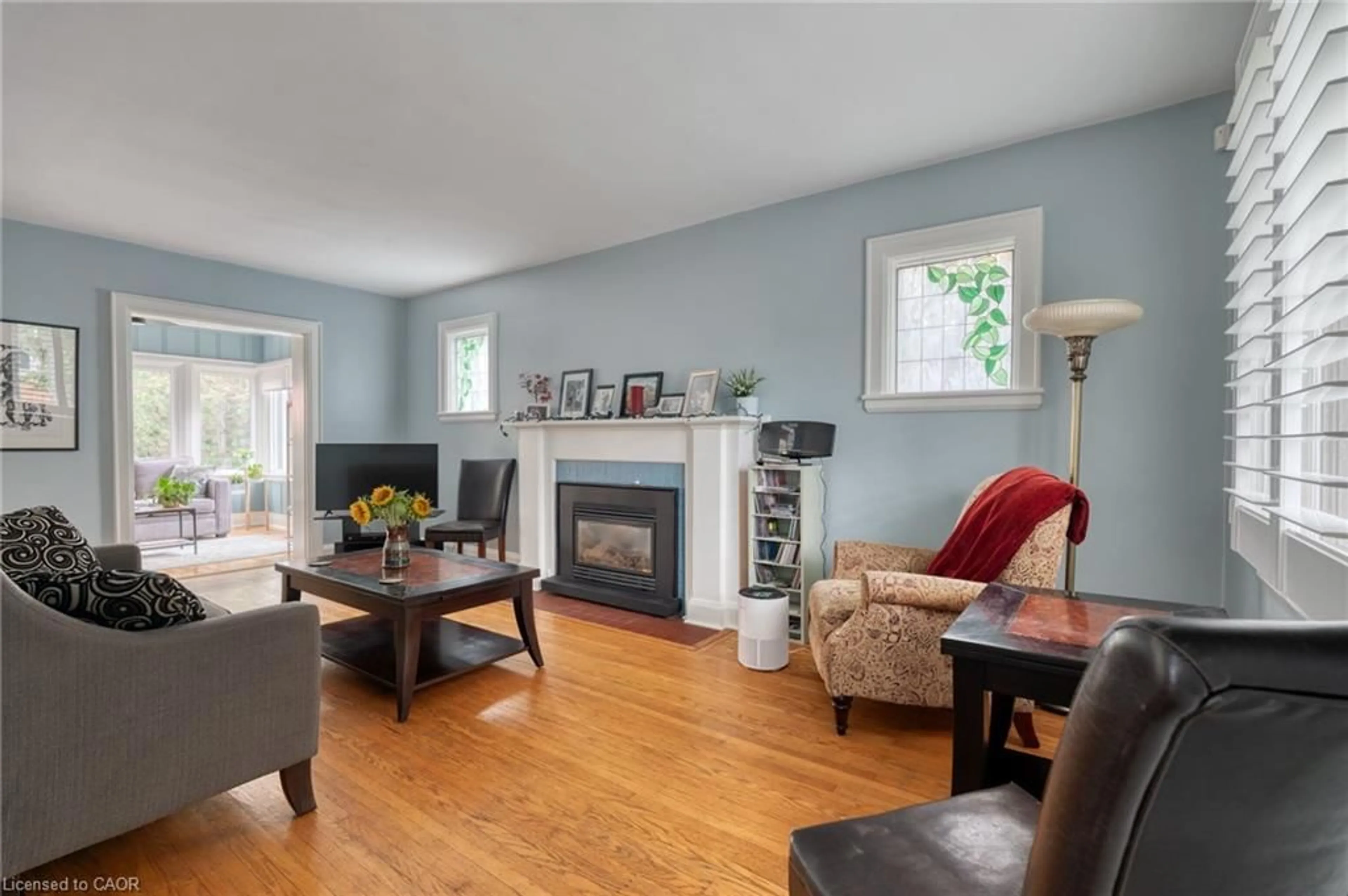 Living room with furniture, wood/laminate floor for 33 East 12th St, Hamilton Ontario L9A 3X2
