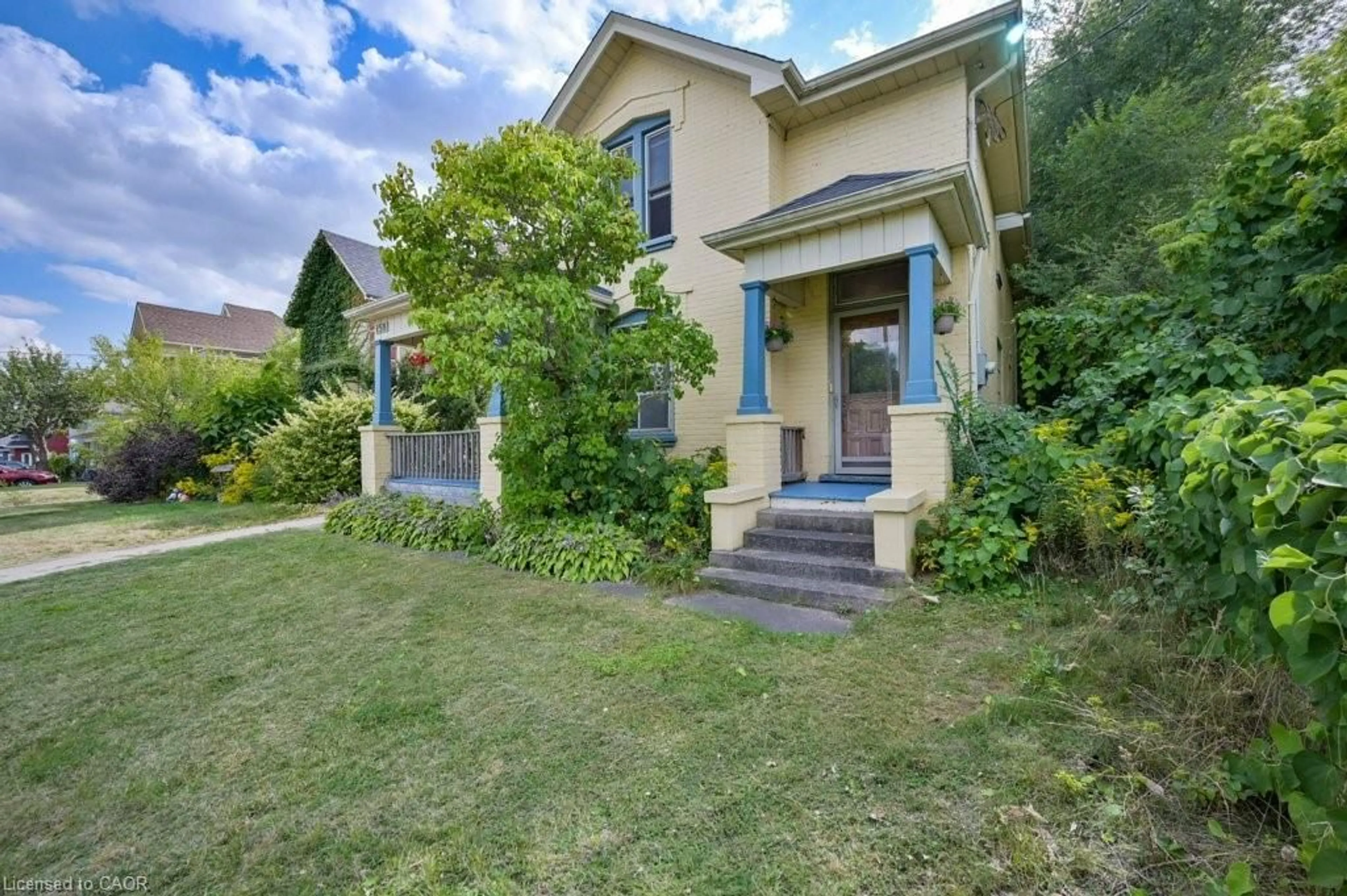 A pic from outside/outdoor area/front of a property/back of a property/a pic from drone, street for 158 Terrace Hill St, Brantford Ontario N3R 1G6