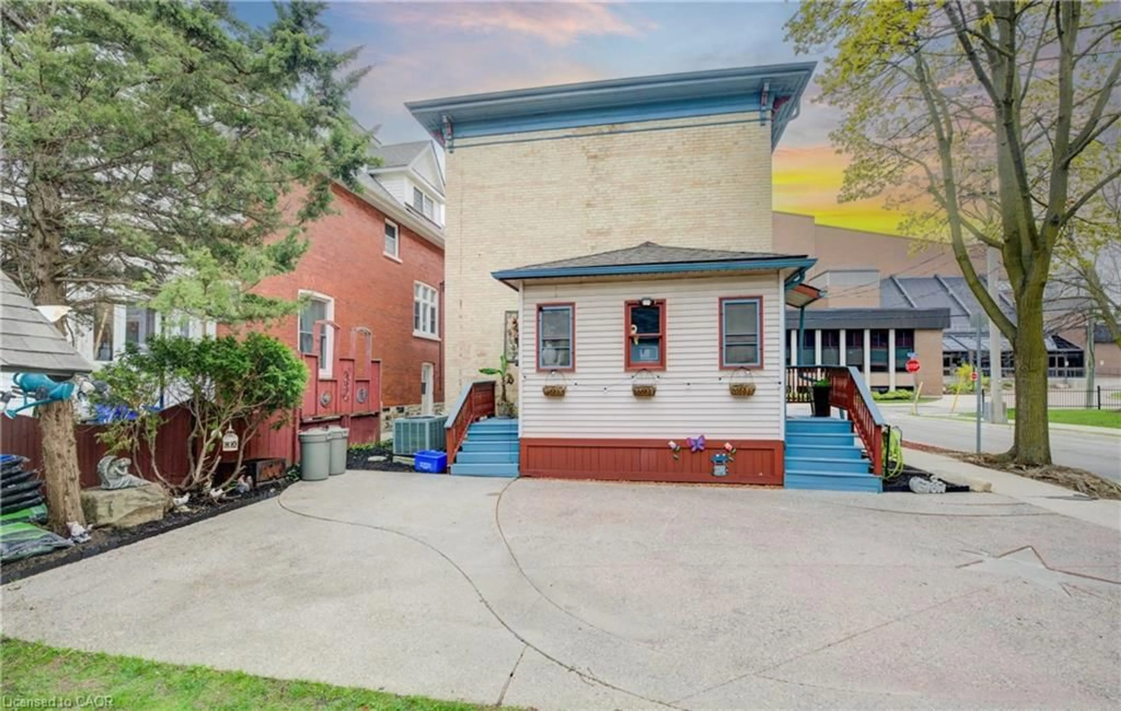 Patio, street for 32 Ellen St, Kitchener Ontario N2H 1L4
