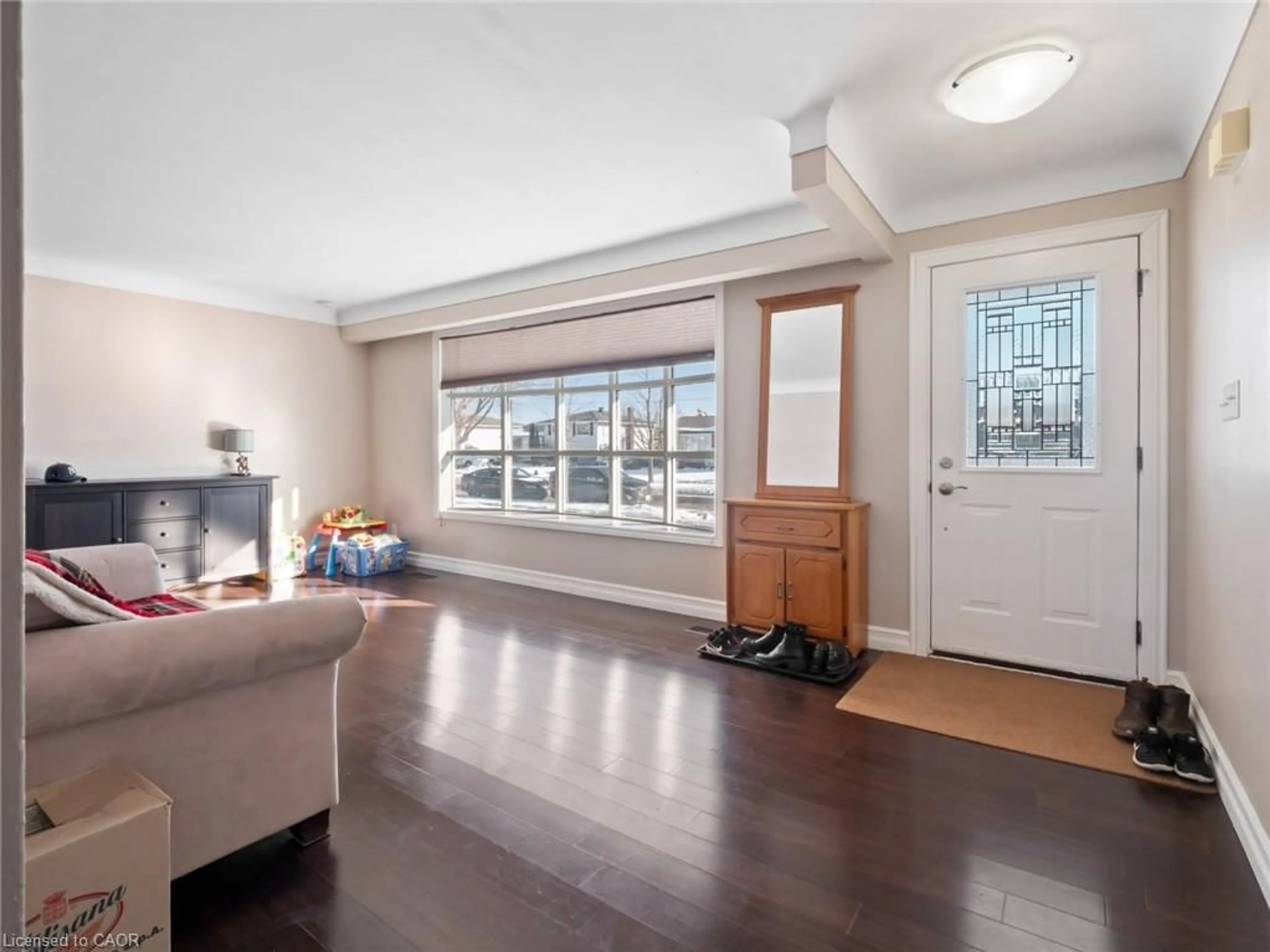 Indoor entryway for 24 Gladys Ave, Welland Ontario L3B 1G2