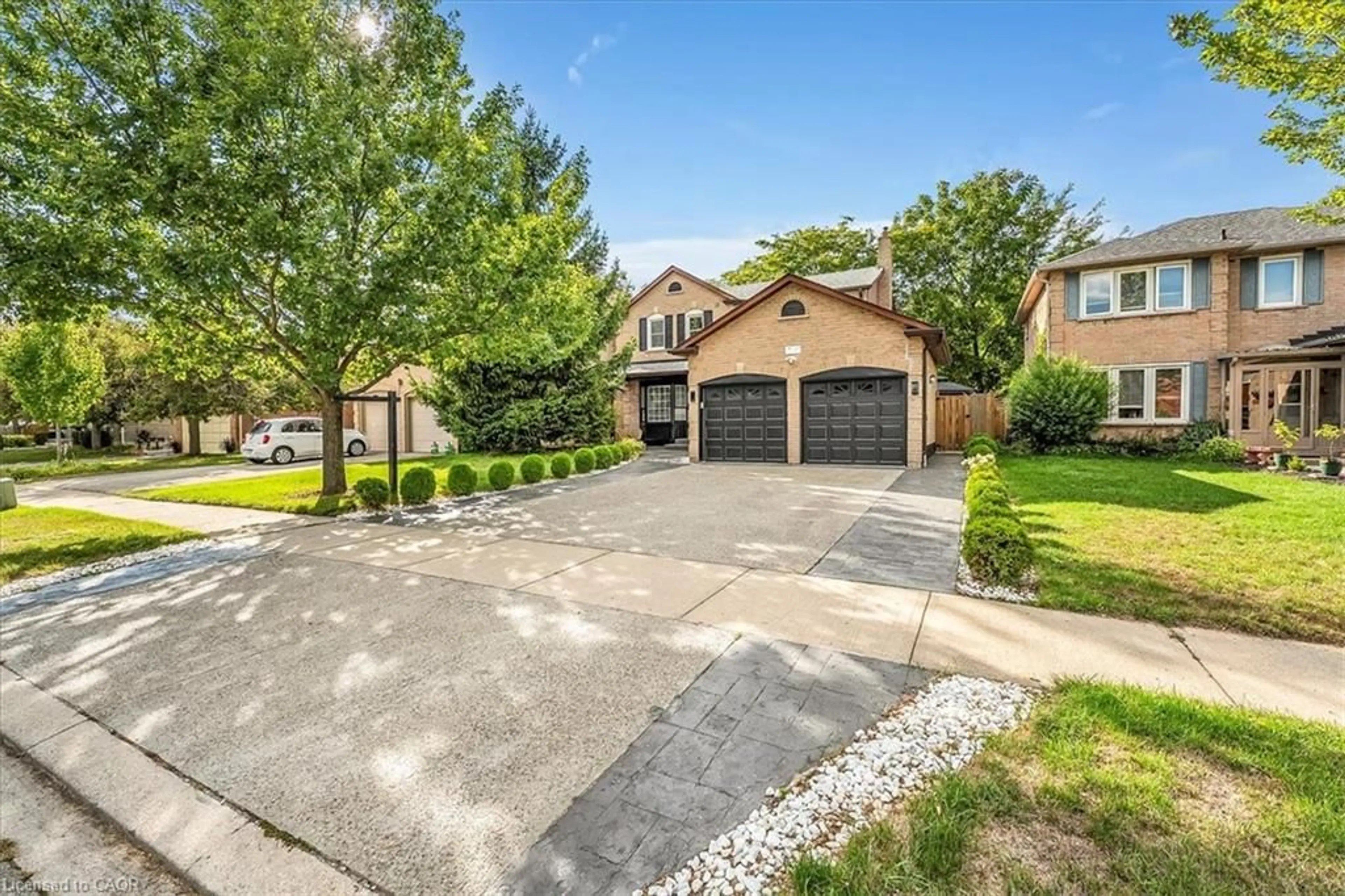 A pic from outside/outdoor area/front of a property/back of a property/a pic from drone, street for 301 O'donoghue Ave, Oakville Ontario L6H 3W5