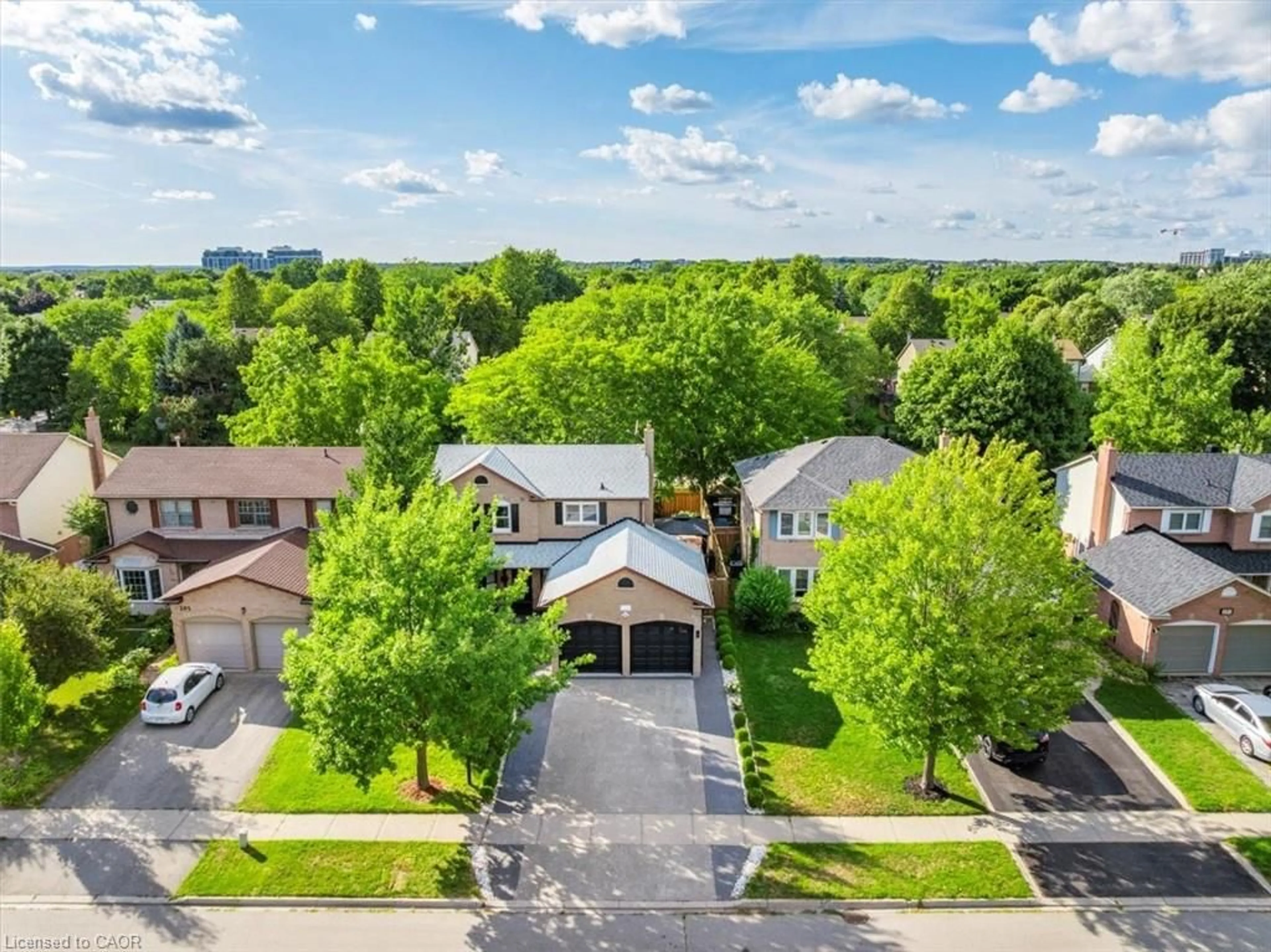 A pic from outside/outdoor area/front of a property/back of a property/a pic from drone, street for 301 O'donoghue Ave, Oakville Ontario L6H 3W5