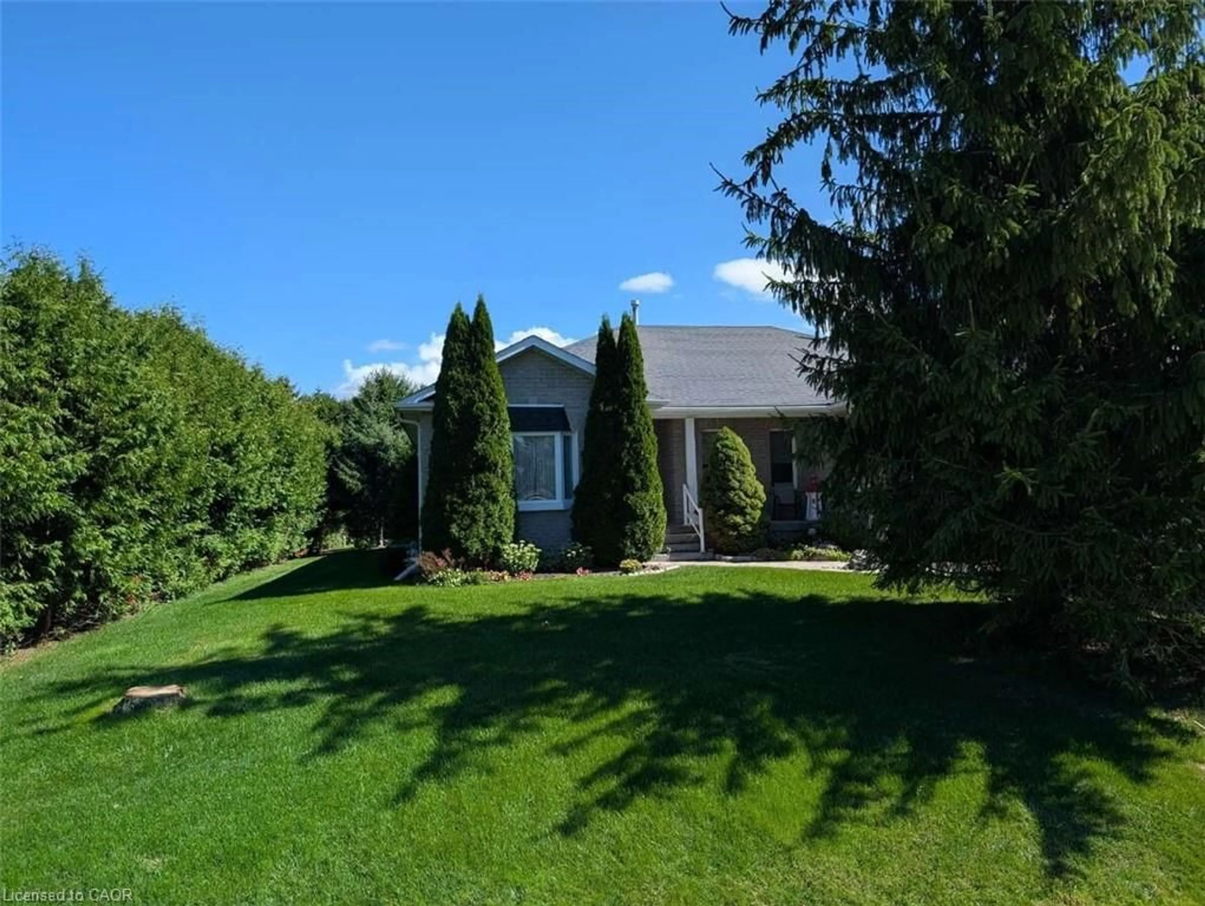 A pic from outside/outdoor area/front of a property/back of a property/a pic from drone, street for 7 Club Crt, Wasaga Beach Ontario L9Z 1J8