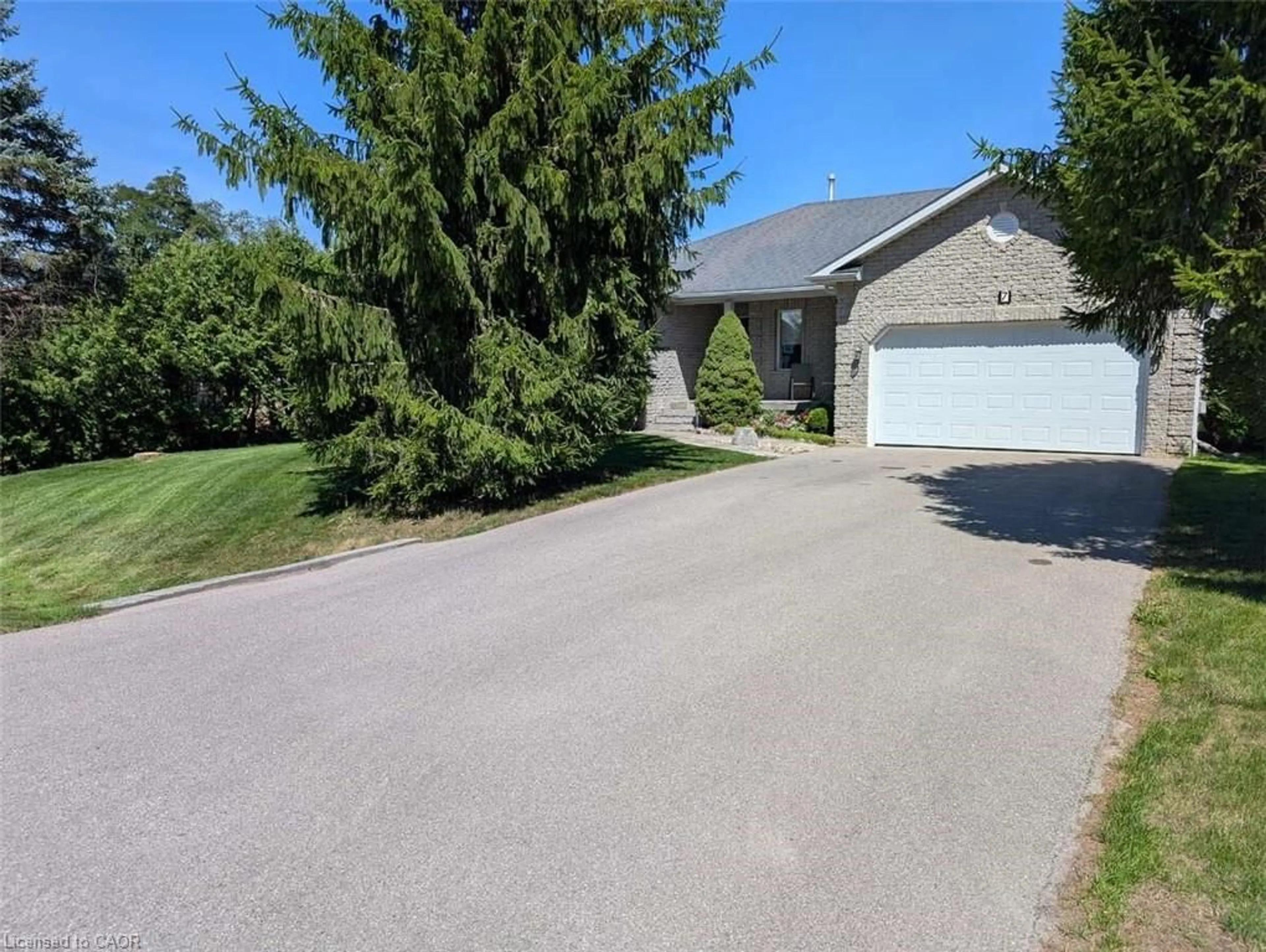 A pic from outside/outdoor area/front of a property/back of a property/a pic from drone, street for 7 Club Crt, Wasaga Beach Ontario L9Z 1J8