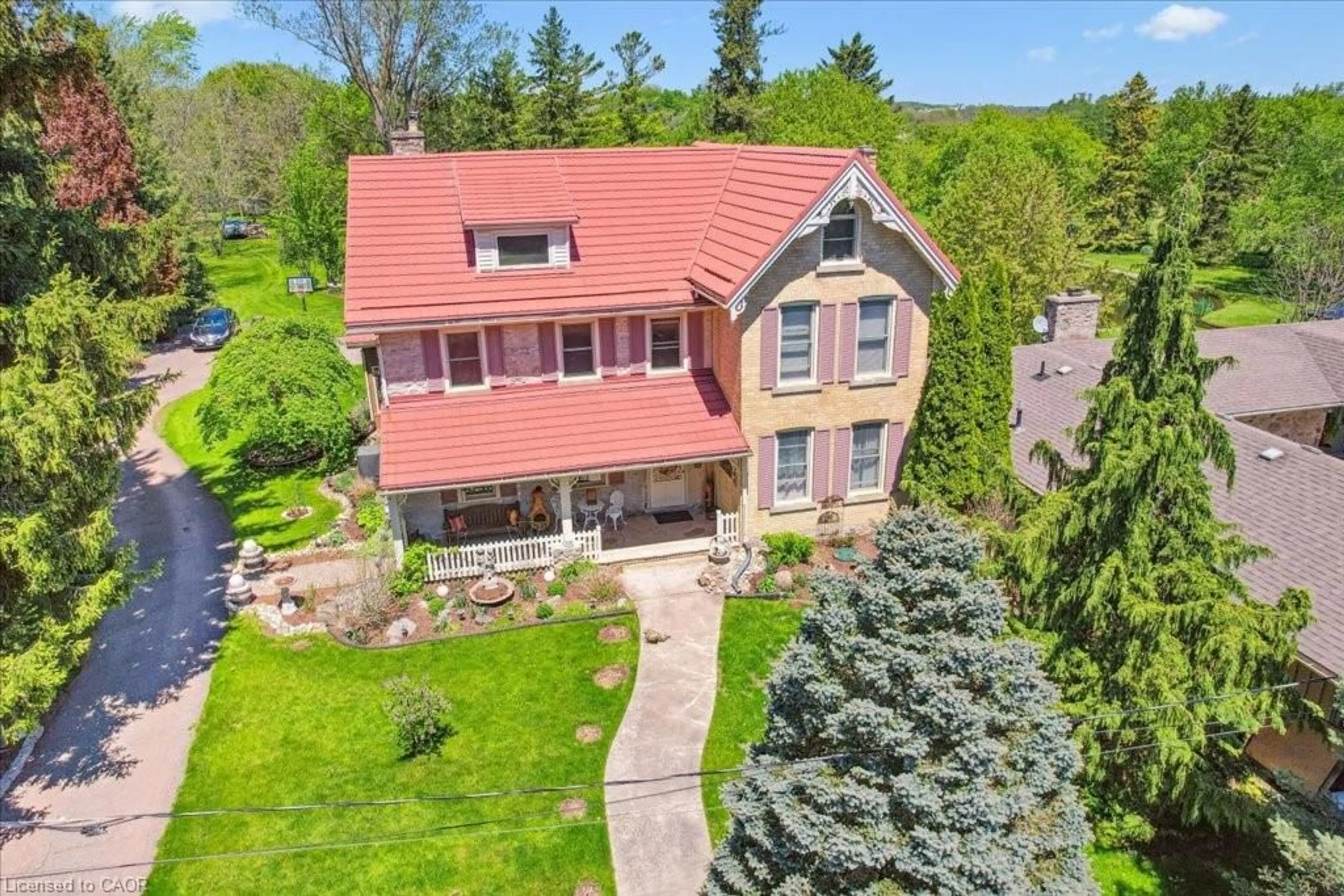 A pic from outside/outdoor area/front of a property/back of a property/a pic from drone, unknown for 1490 Blair Rd, Cambridge Ontario N3H 4R8