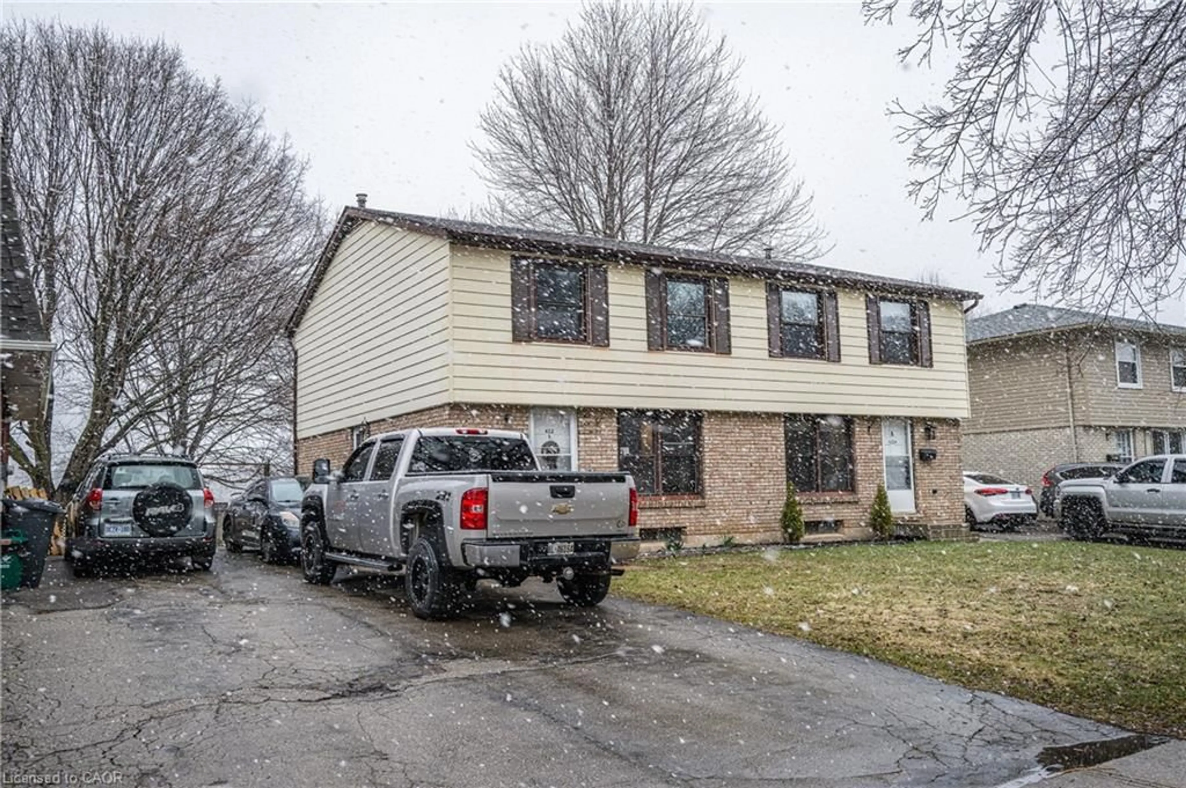 Home with vinyl exterior material, street for 422 Dunvegan St #B, Waterloo Ontario N2K 2C7