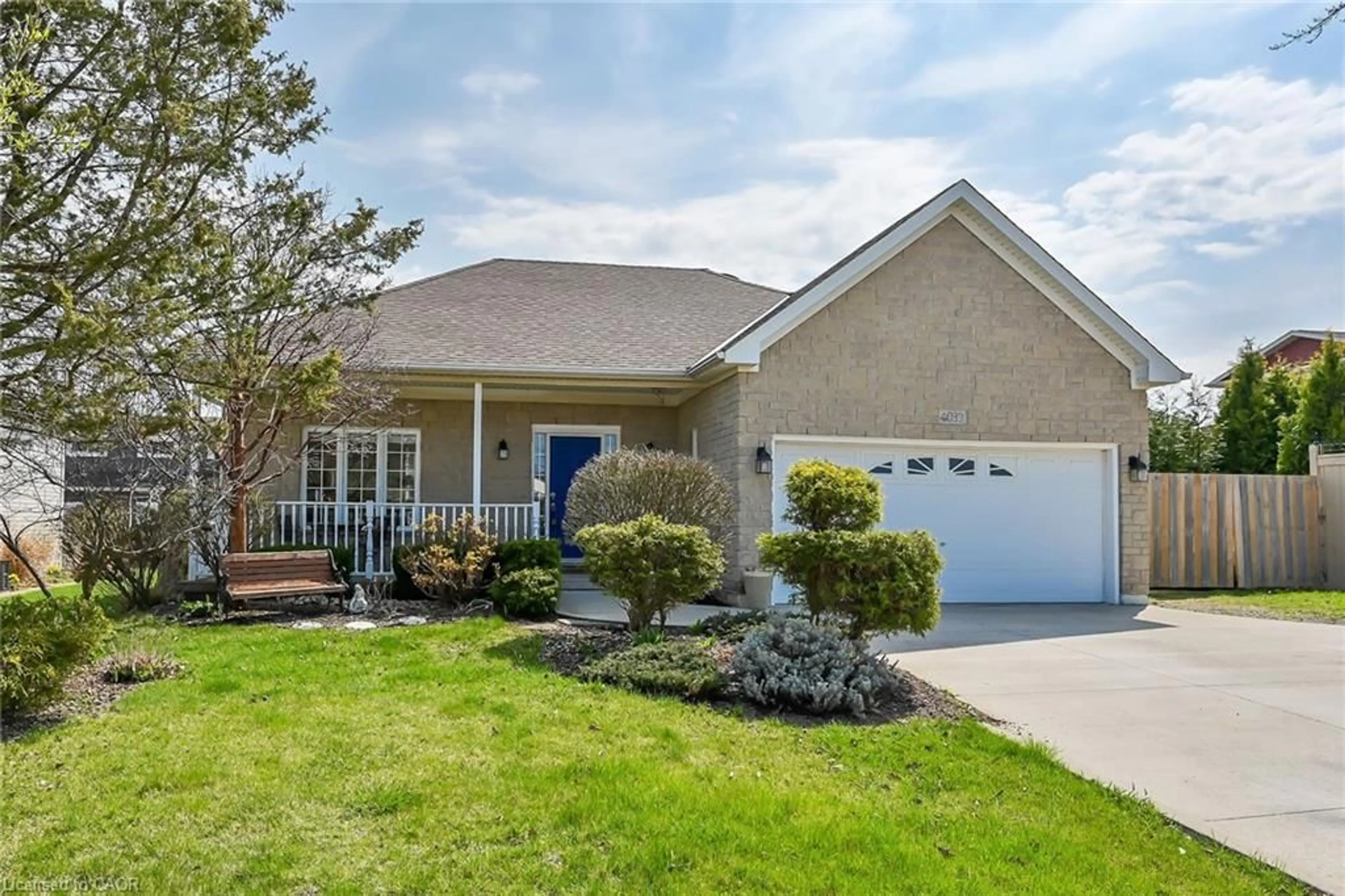 Home with vinyl exterior material, street for 4039 Mountain St, Beamsville Ontario L0R 1B7