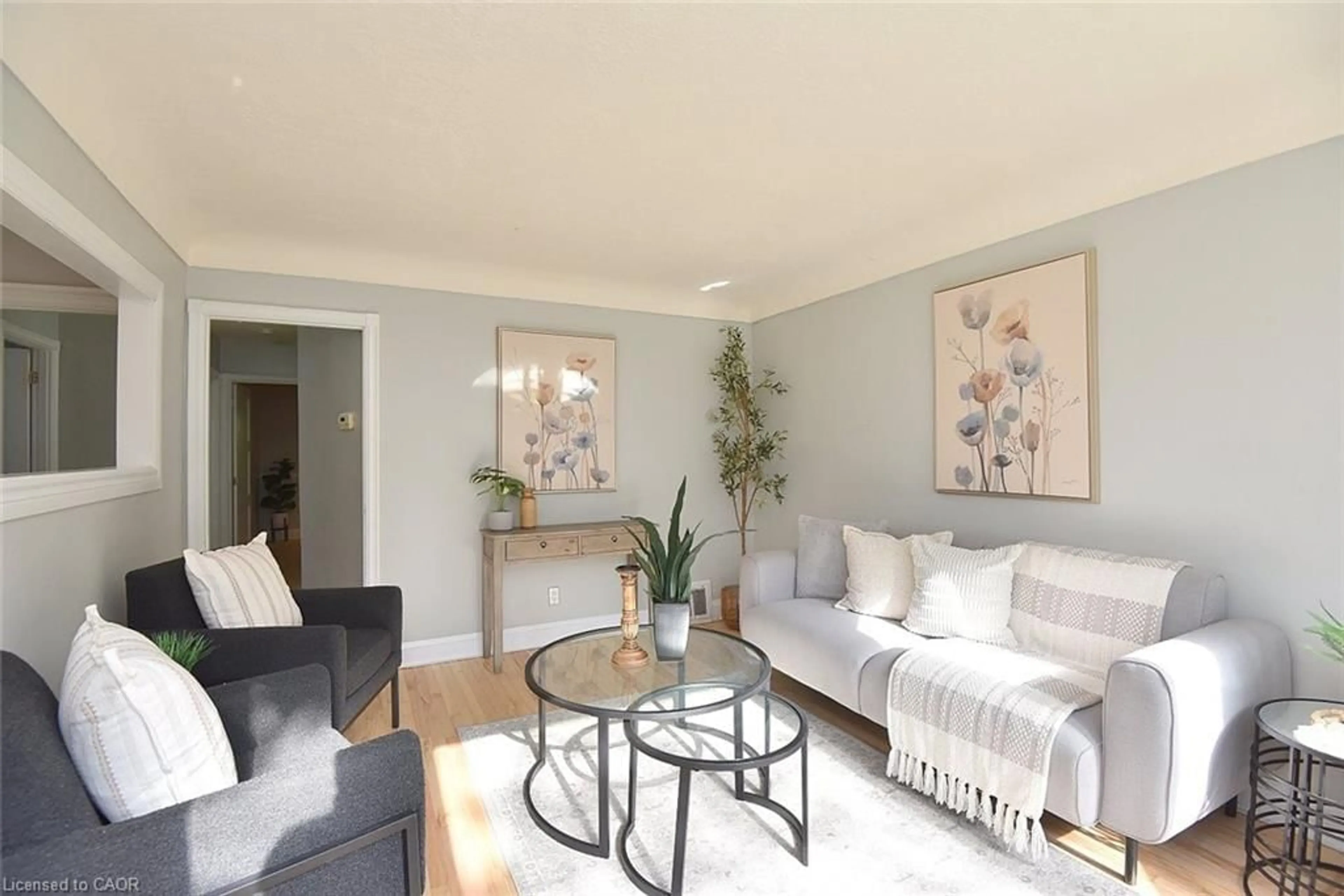 Living room with furniture, unknown for 82 East 38th St, Hamilton Ontario L8V 4E5