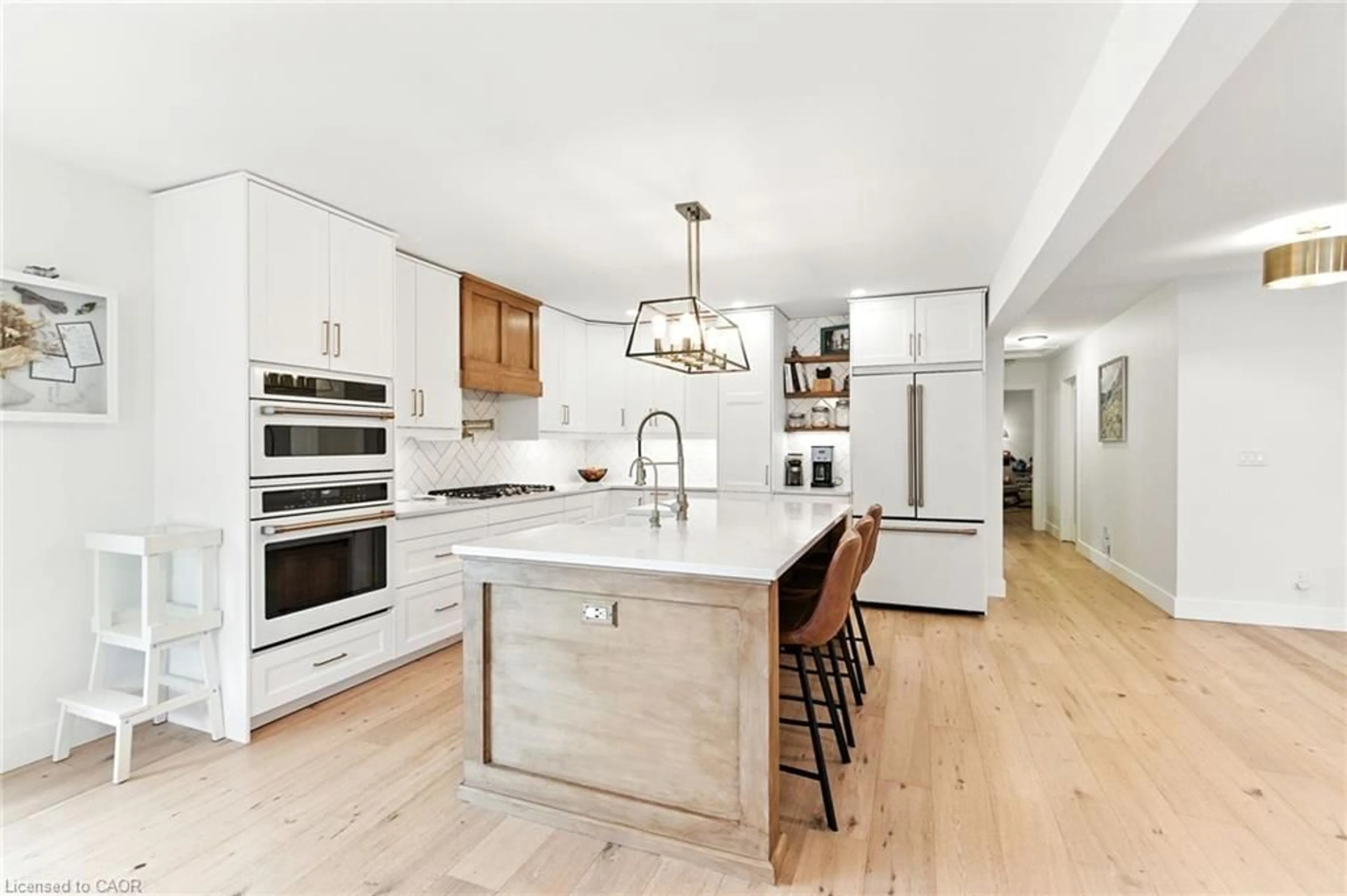 Open concept kitchen, ceramic/tile floor for 210 Northlake Dr, Waterloo Ontario N2V 1A8