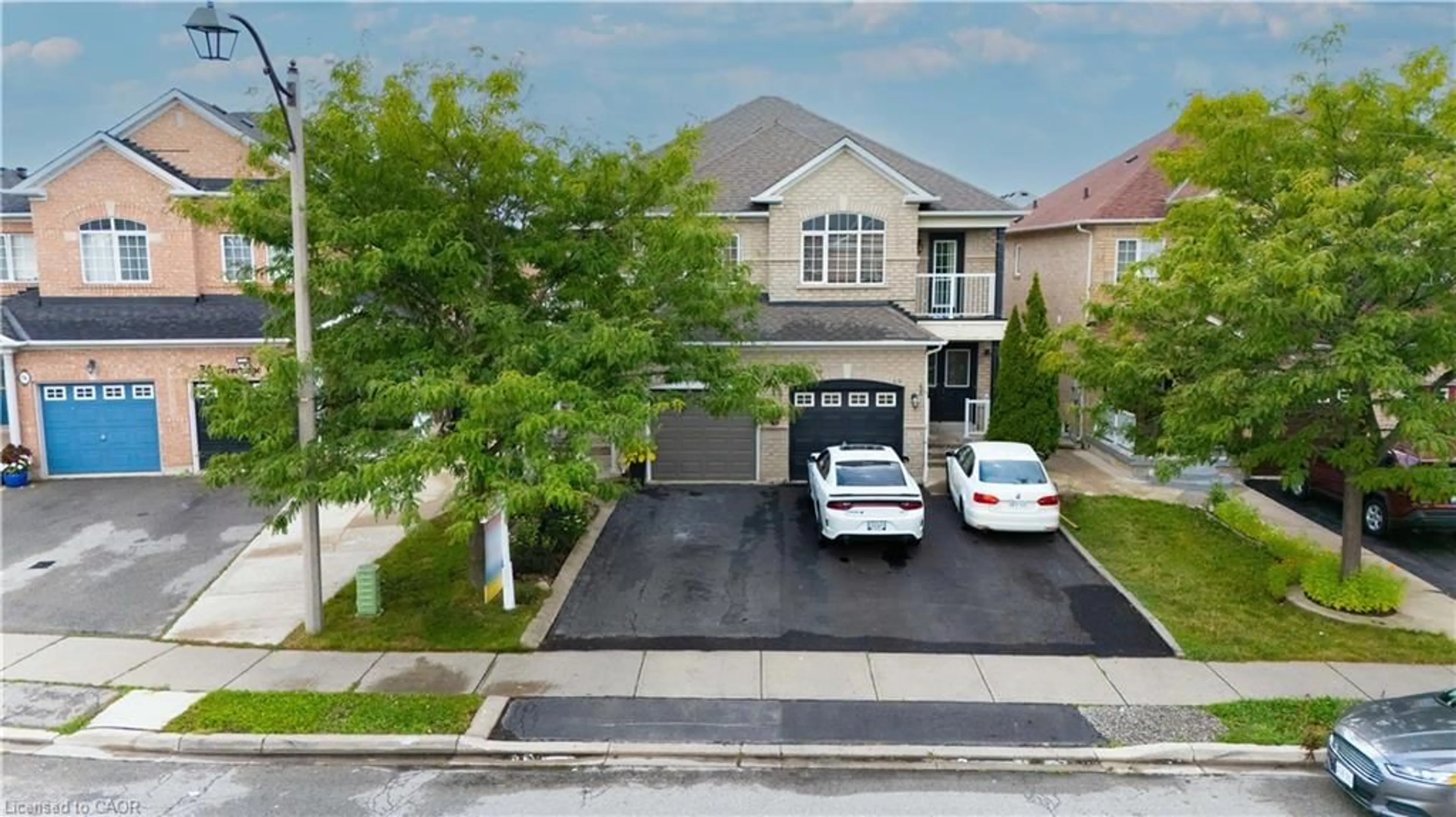 A pic from outside/outdoor area/front of a property/back of a property/a pic from drone, street for 78 Dewridge Crt, Brampton Ontario L6R 3C1