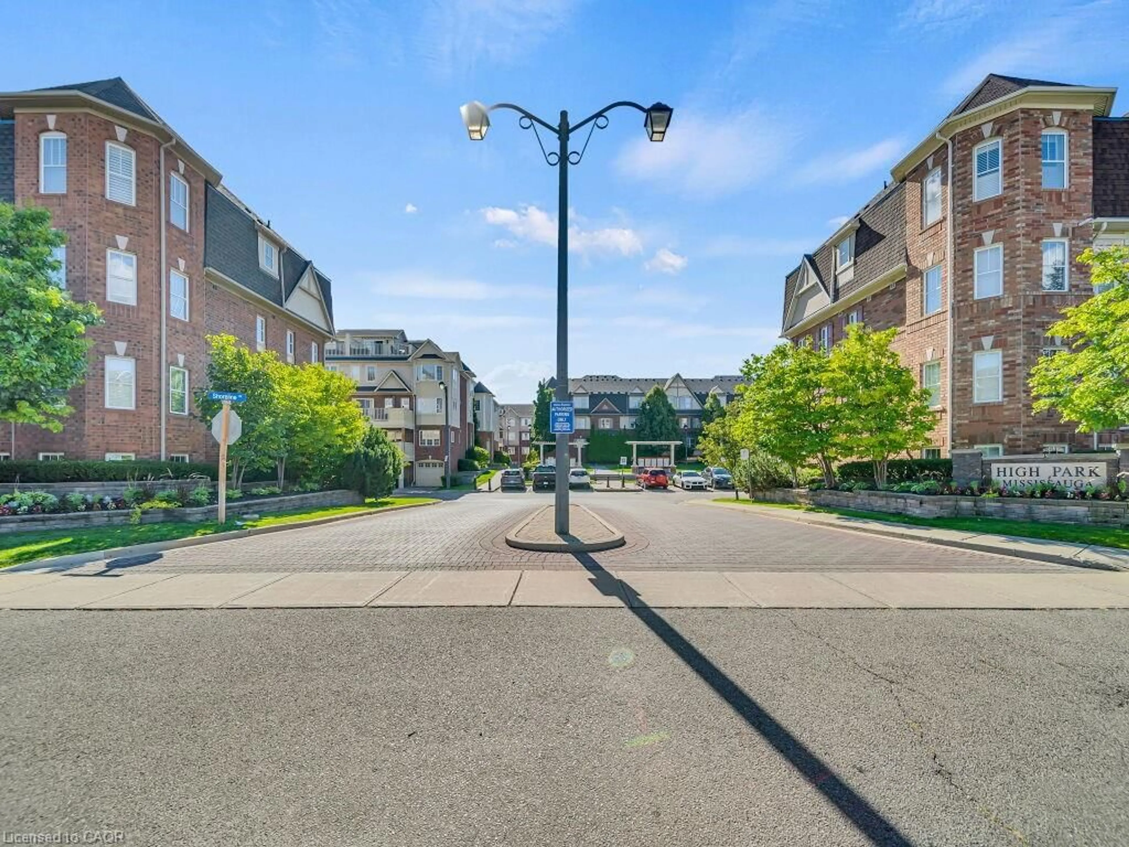 Patio, street for 700 Neighbourhood Cir #1, Mississauga Ontario L5B 0A6