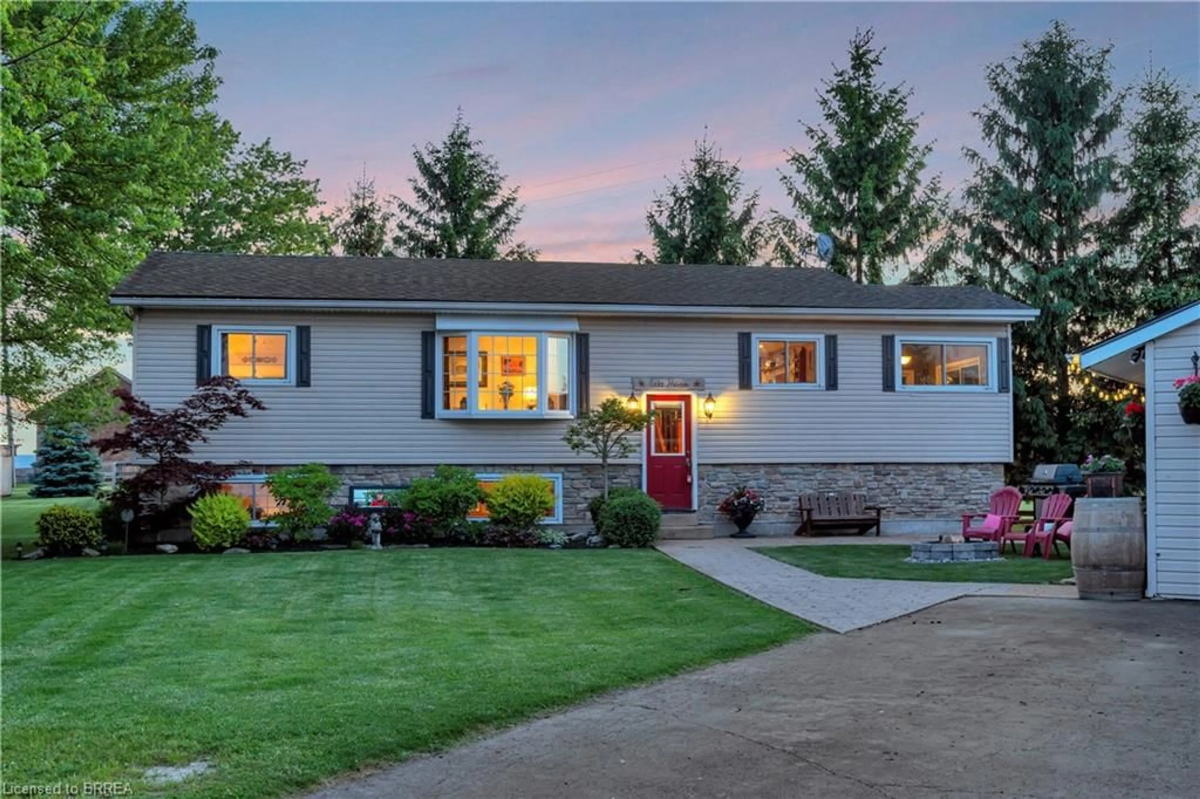 Home with vinyl exterior material, street for 1697 Lakeshore Rd, Selkirk Ontario N0A 1P0