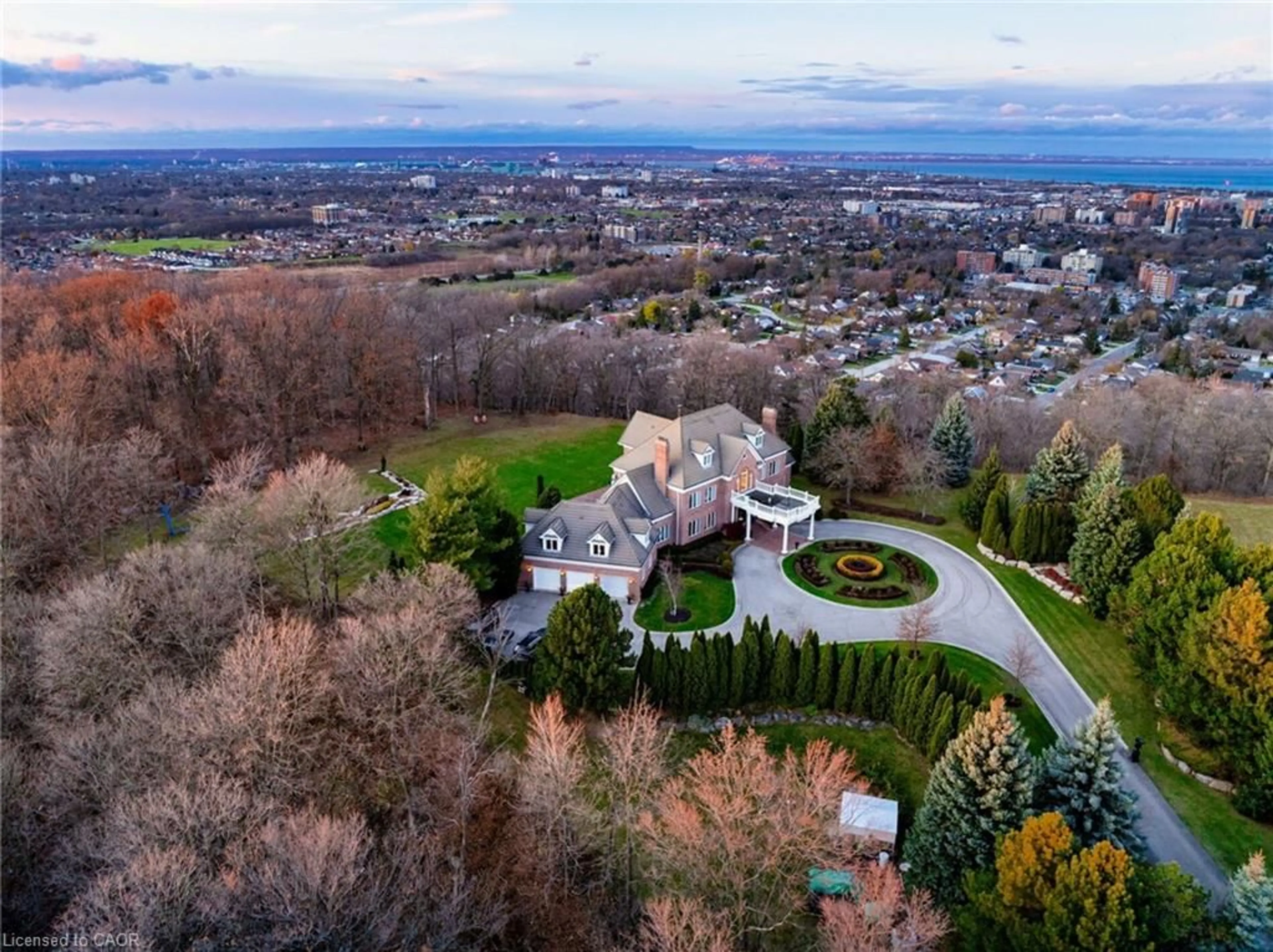 A pic from outside/outdoor area/front of a property/back of a property/a pic from drone, mountain view for 75 Ridge Rd, Stoney Creek Ontario L8J 2V9