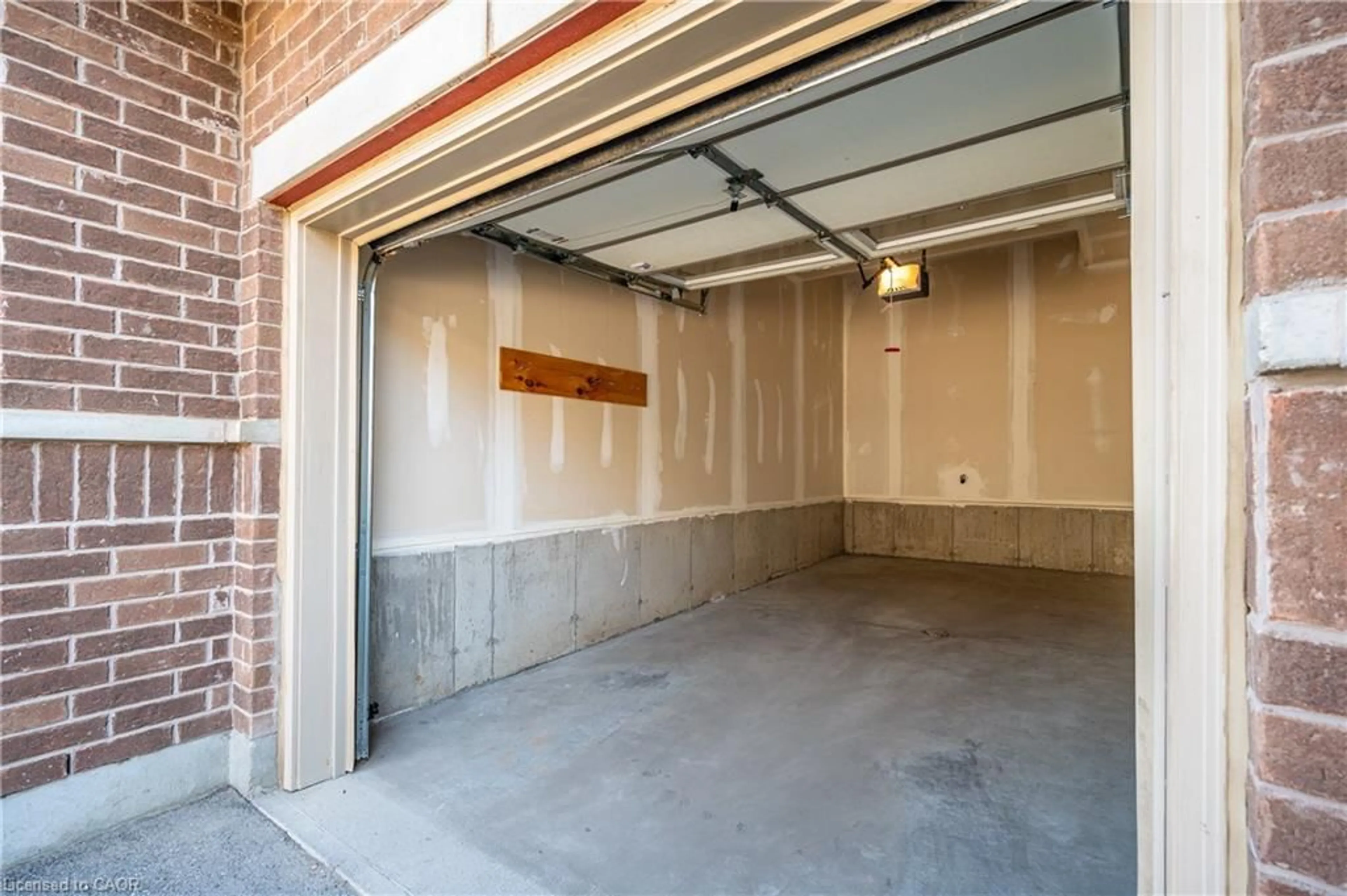Indoor garage for 70 Willowrun Dr #B2, Kitchener Ontario N2A 0H5