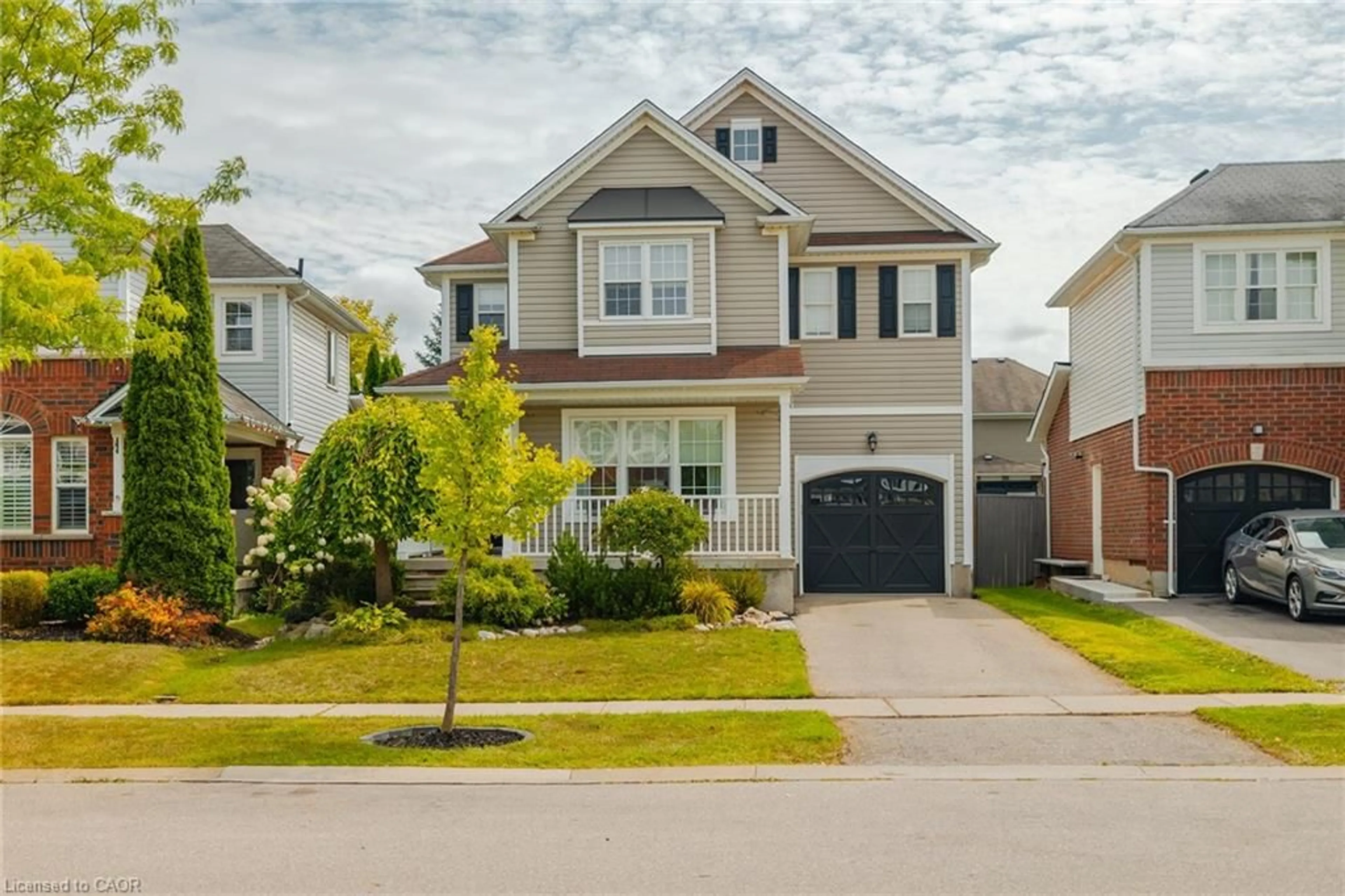 Home with vinyl exterior material, street for 35 Hollinrake Ave, Brantford Ontario N3T 0B6