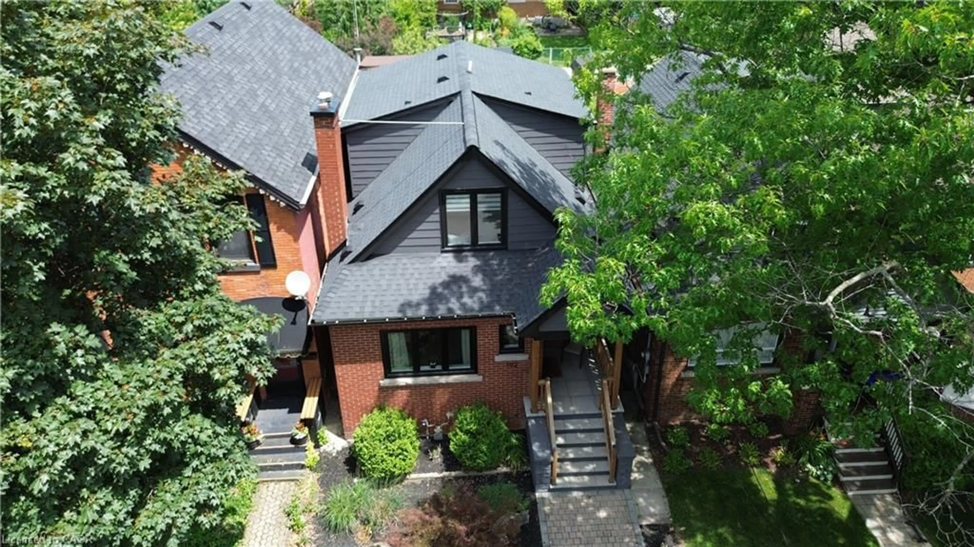 A pic from outside/outdoor area/front of a property/back of a property/a pic from drone, street for 192 Homewood Ave, Hamilton Ontario L8P 2M5