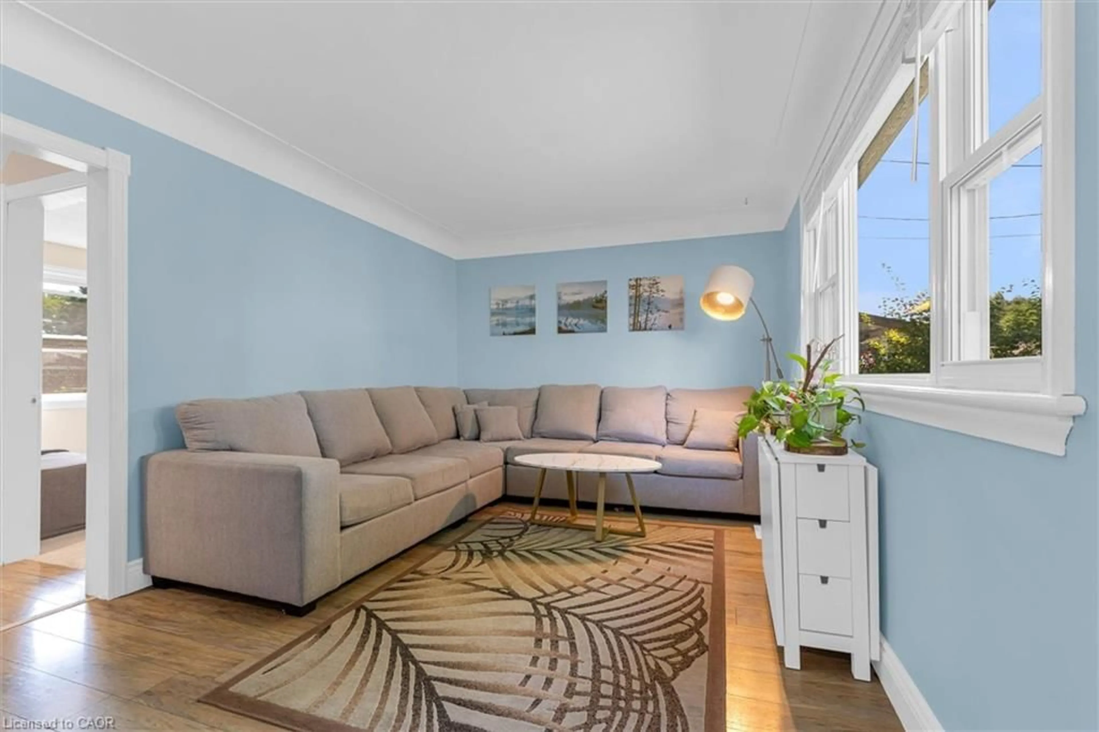 Living room with furniture, unknown for 287 East 33rd St, Hamilton Ontario L8V 3T9