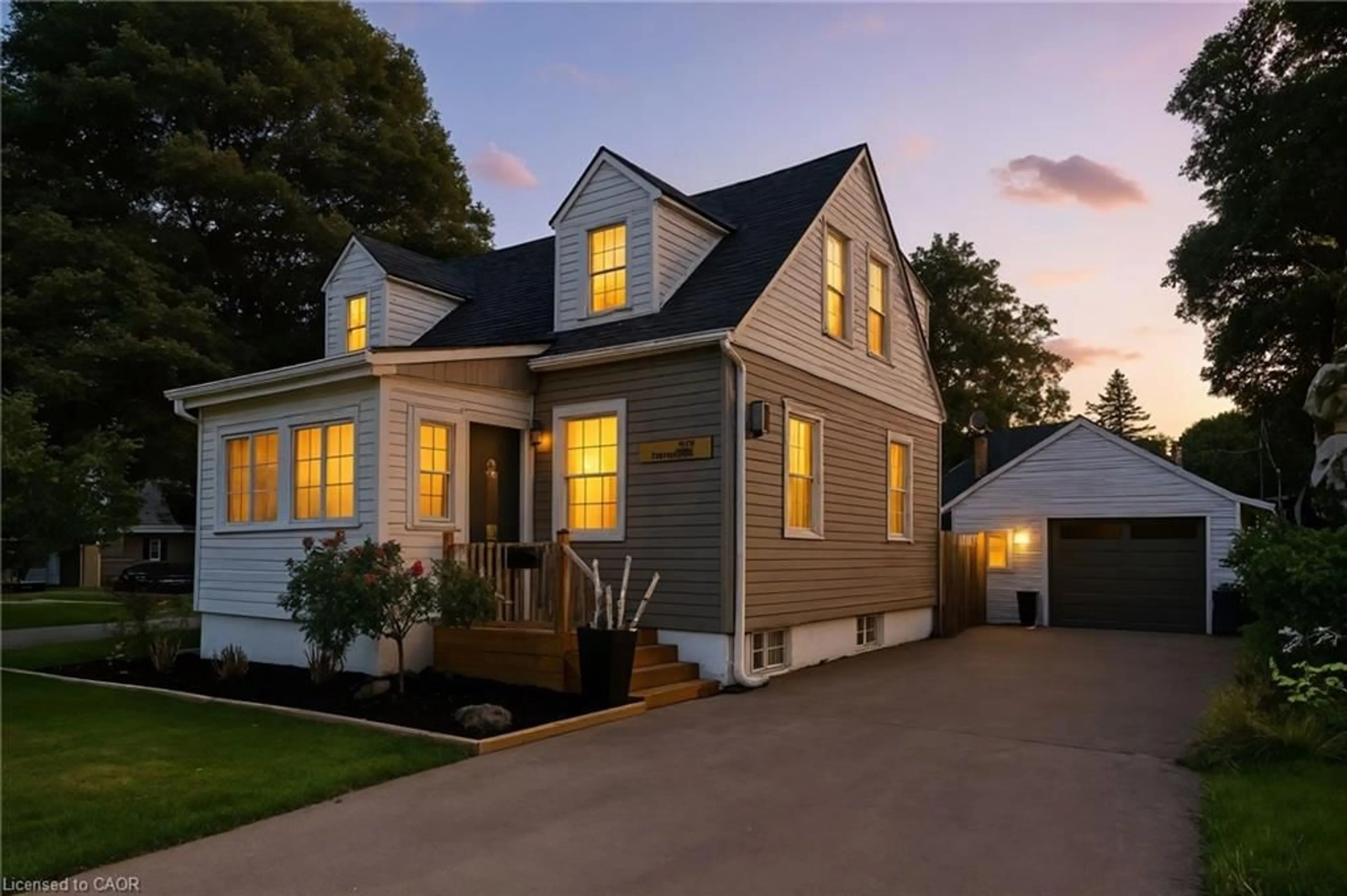 Home with vinyl exterior material, street for 237 Fifth Ave, Woodstock Ontario N4S 2G3
